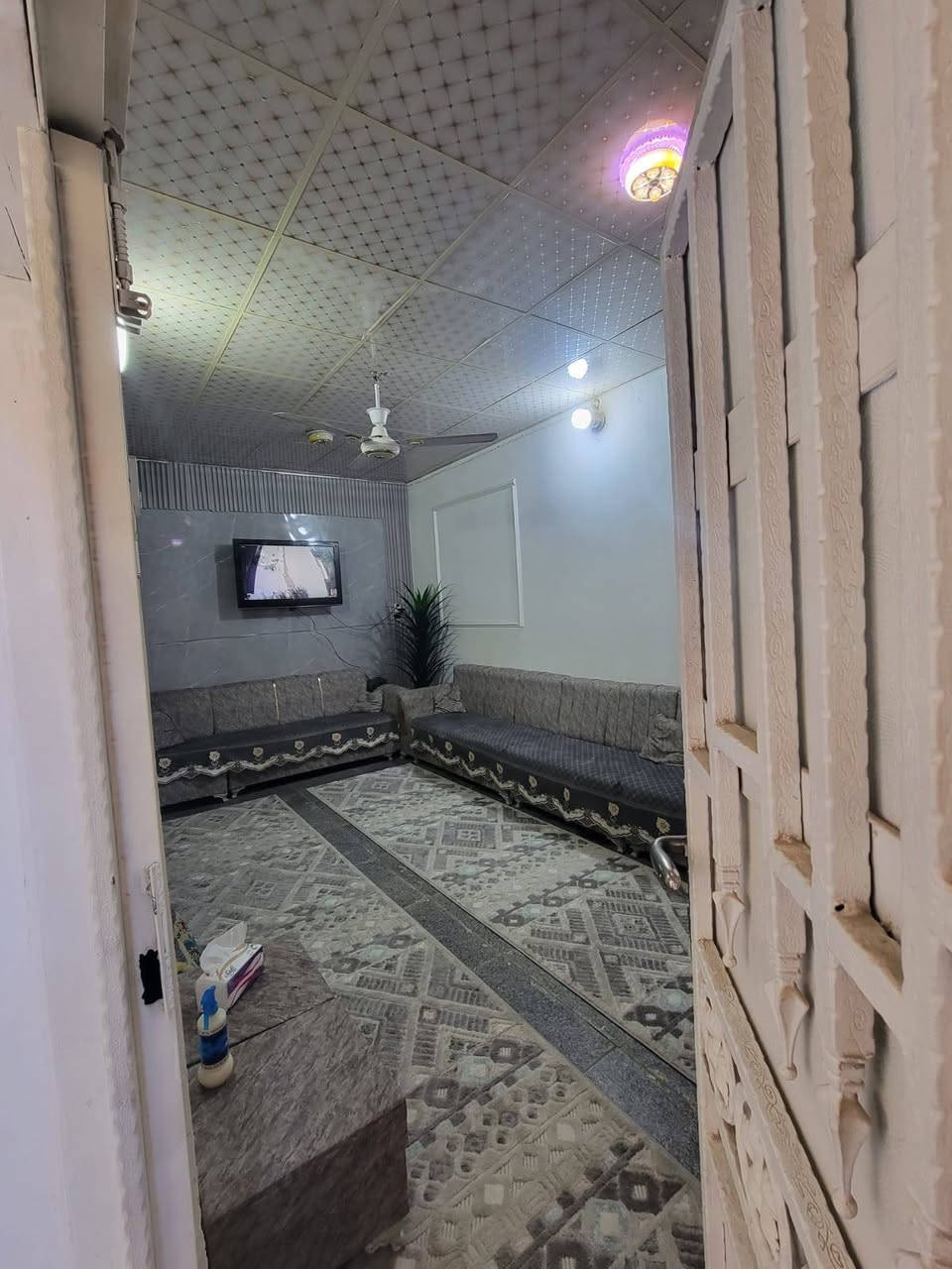 بيت للبيع بحي سومر قرب شارع المرور 100م
سعر 150 وبي مجال  
طابقين ***********
