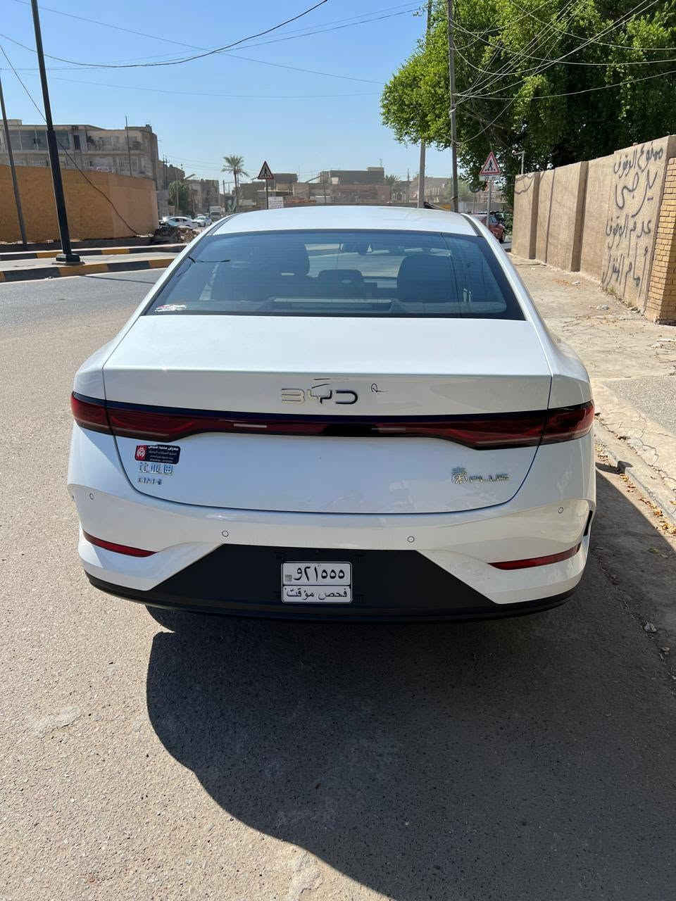 السلام عليكم بي واي دي كنا بلس للبيع زيرو بدون رقم  السياره داخلها زيتوني وبيهه رصعات بالباب باب الصدر وباب الخلفي واضح بالصوره  رقمها واصل بالمرور ماشيه لكلي 1400 وباقي السياره كفاله عامه السعر 19250 وبيها مجال للشراي   الرقم ***********
