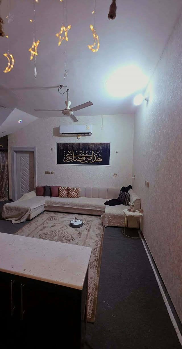 للبيع بيت 100 طابقين يحتوي ع 4غرف نوم وأستقبال وصاله ومطبخ وصحيات  بداية الشبانات 5بيت عن الشارع وعن شارع الجاير 400متر عرض الفرع 6متر سند 25باب لخان سعره 155 مليون وقابل لتفاوض
لتواصل خاص او واتساب فقط 
*********** ميار
