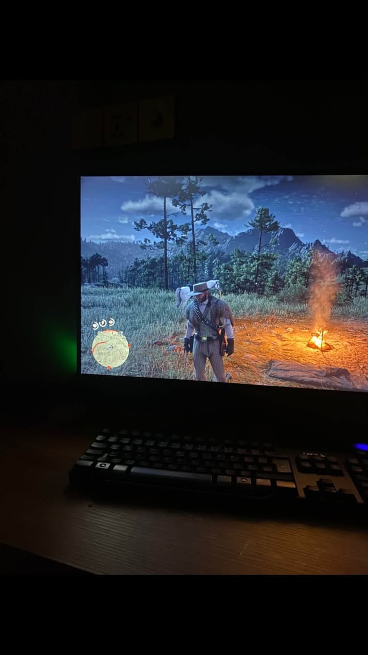 اكس بوكس سيريس اس 512 غيغا نظافة 85% موديل 22 كامل ملحقات مع شاشة من game on بتردد 180hz ودقة fhd بحجم 27” نظيفة .. الاكس بوكس مابي اي خلل بس مجرد طخة بسيطة بالبدي مثل ما موضحة بالصورة وما تاثر نهائيا على الاداء والجوستك بيها خلل بمنفذ التايب سي ومابيها اي درفت ولا اي شي ثاني مع جوستك أضافي هدية 
السعر كامل 520 الف دينار او مراوس مع pc او لابتوب اقتصادي، للتواصل خاص او واتساب 
*********** اذا تحب تجيني تفحصة مكاني ديوانية واذا تحب توصيل موجود
