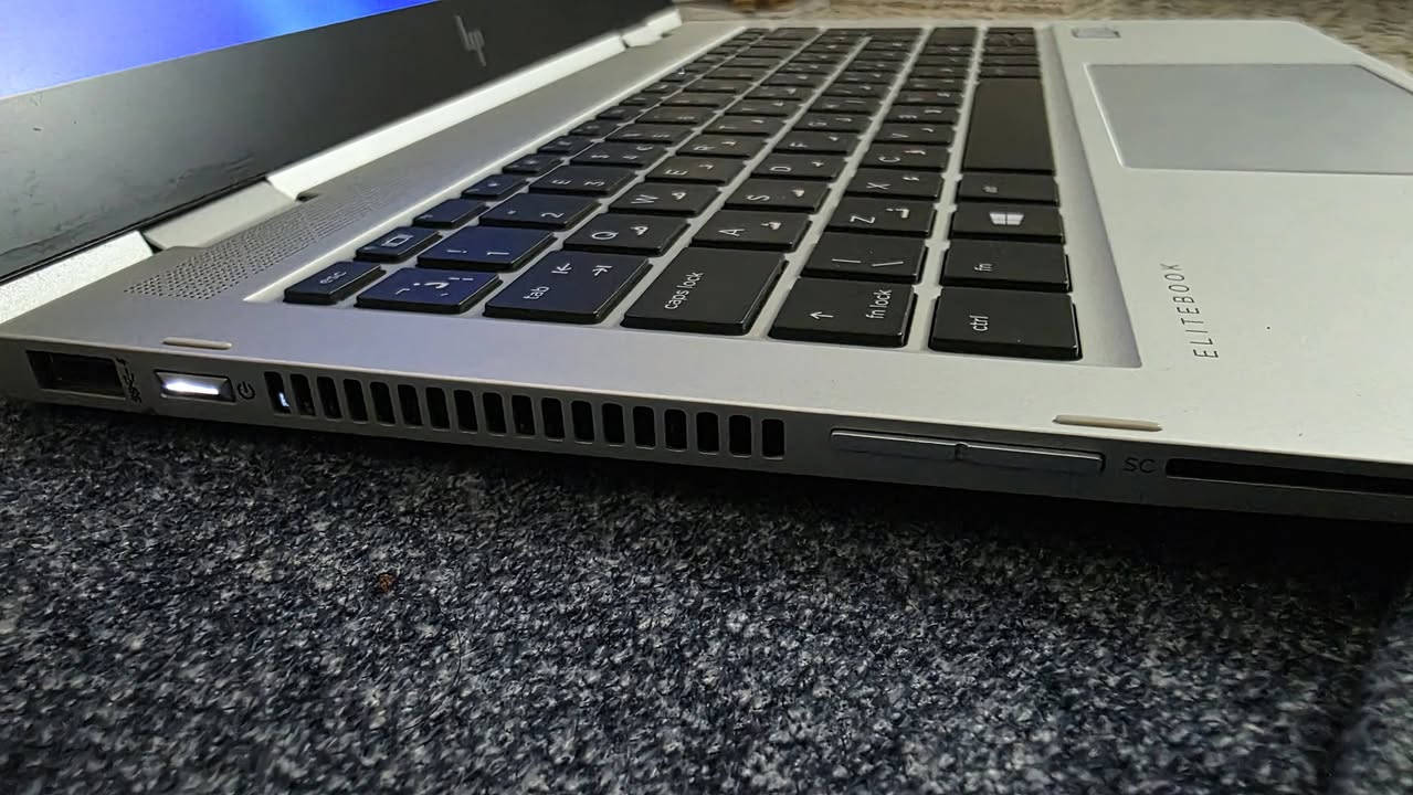 السلام عليكم ورحمة الله
متوفر للابتوب hp. 
هارد ssd 256
 RAM. 8GB
لمس قلاب جيل 8 نضافه 90%
للاستفسار ***********
