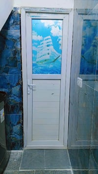 باب ( pvc ) (ارتفاع 210 عرض 70) جديد استعمال قليل فقط بي ضرر بسيط موضح...