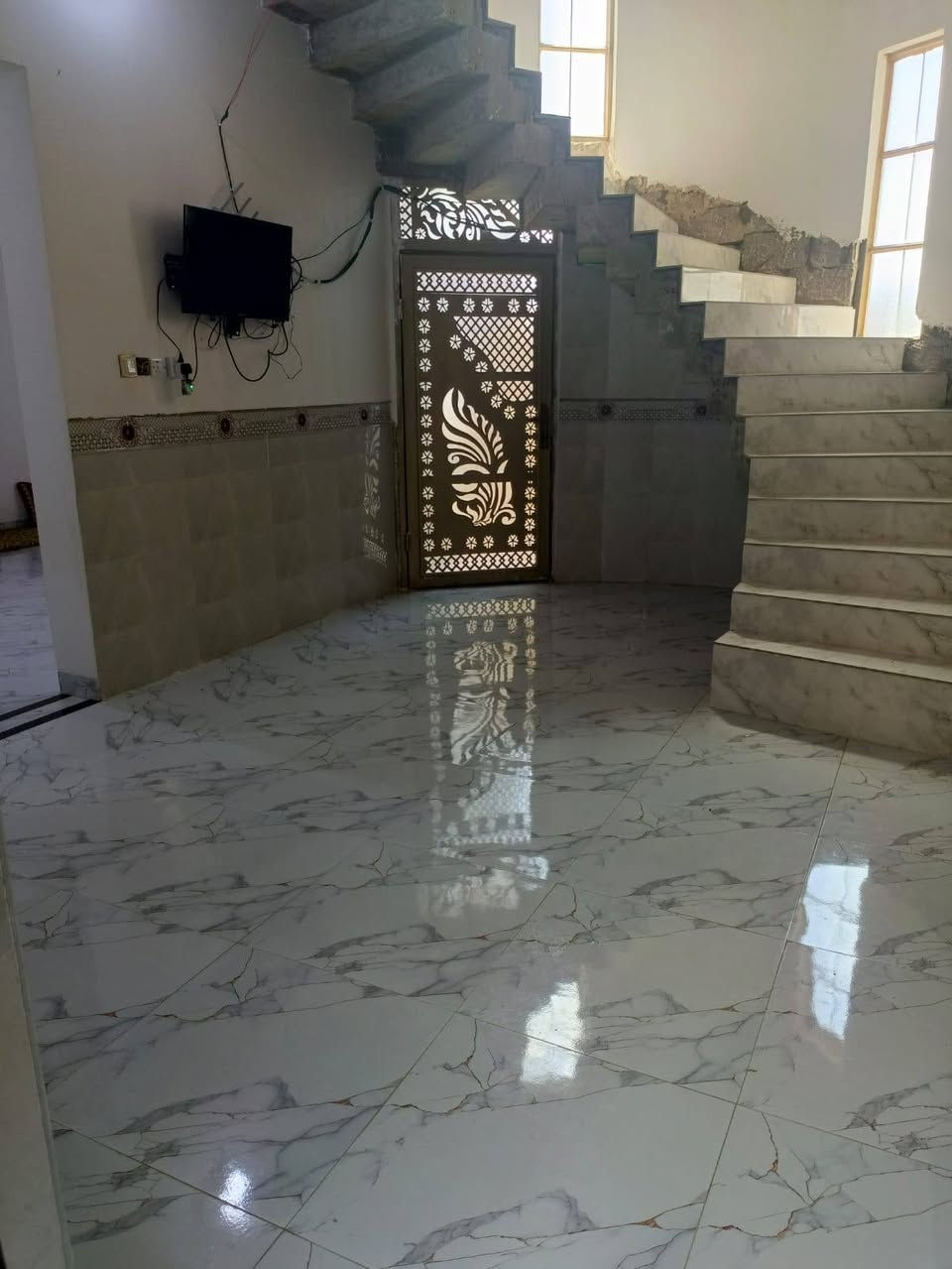 دار للبيع 200 متر طابو صرف في الرمادي ال٧ كيلو قرب على جامع النور  غير كامل من الخارج 

السقوف نضام چبس 

البوب نضام لاستيك عازل 

الشبابيك حديد الفردات pvc 

تاريخ البناء ٢٠٢٥ 

ديوانيه 

هول 

كلدور 

مطبخ 

صاله 

غرفتين 

رقم القطعه 20582 

تتوفر كافة الخدمات 

السعر ٧٠ مليون قابل للتفاوض

***********

