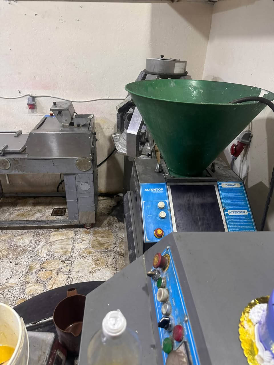 سلام عليكم غراض للبيع عجانه اكنتوب ام كيس وخط
اكنتوب نظافه 90‎%‎مكينه توست ومعها قوالب توست العدد12كل قالب بي 4

وبرادات كيك واحد مترين واحد مترتين ونص العنوان بغداد لاستفسار على رقم***********
