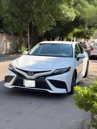 للبيع كامري موديل 2024 SEلون ابيض رقم بغداد المواصفات كشن كهرباء  كشنا...