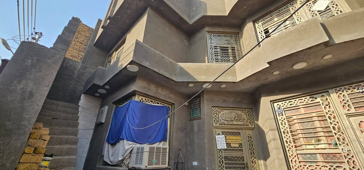 ### 🏠 للبيع دار سكني في الناصرية – حي الأمير

📍 **الموقع:** الناصرية – صوب الشامية – حي الأمير  
📐 **المساحة:** 200 متر مربع  
🏠 **الطابق الأرضي:** مكتمل وجاهز للسكن  
🏗️ **الطابق الثاني:**  كامل بناء وتسقيف بس بدون تشطيب (لبخ وبياض)  
مع شقه معزولة بدرج خارجي صب **الواجهة الخارجية مكتملة بالبخ **  
🛏️ **عدد الغرف:** 4  
🚿 **عدد الحمامات:** 4  
🚗 **كراج:سيارة  
📄 **السند:** طابو ملك صرف  
🏦 **يوجد قرض إسكان على العقار**  
💰 **السعر المطلوب:** 500 مليون دينار **قابل للتفاوض**

⭐ **الموقع مميز:**  
- قريب من المدارس  
- قريب من **مدرسة النورين**  
- أقرب نقطة دالة: **خطوة الإمام علي (عليه السلام)**

📞 **للتواصل على ***********

**البيت بناء 2024  
للجادين فقط، والمعاينة خير دليل.** 🌹
