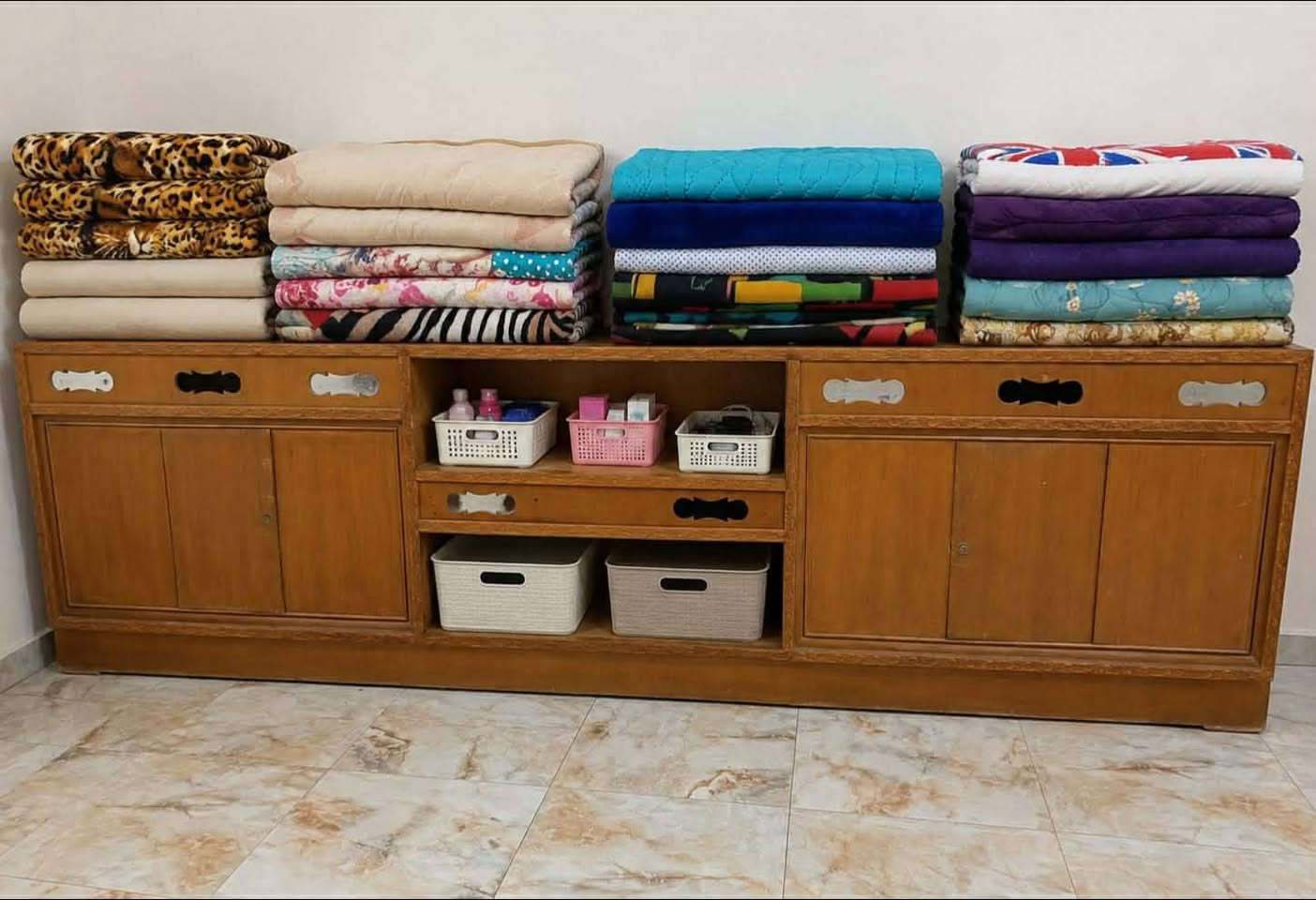 سلام عليكم الكنتور سعره 90 وبي مجال ميز تواليت والزاويه كل وحده بــ30 وبي مجال
المرايا 25 وميز 10
 البوفيه طولها 4 مترات الا ربع سعرها 140 
العنوان/ بغداد قضاء ابو غريب للحجز واتساب ‏‪***********‬‏
