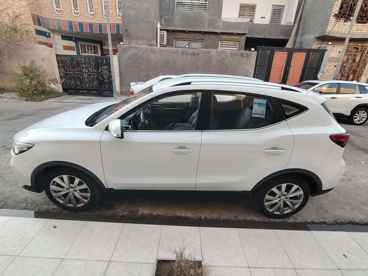 Comfort

🚗 المواصفات:

* الموديل: MG ZS 2024
* الفئة: Comfort
* الممشى: 50,000 كم
* المحرك: 1.5 لتر (1500 CC)
* المحرك تنفس طبيعي وليس تيربو
* ناقل حركة أوتوماتيك
* اللون الخارجي: أبيض
* إضاءة أمامية LED
* إضاءة خلفية LED
* السيارة تحت ضمان الوكالة
* جميع الصيانات الدورية تمت داخل الوكالة
* السيارة استخدام شخصي وحالتها جيدة

حالة السيارة:
السيارة تعرضت لحادث بسيط جداً، والضرر يقتصر على ضربة خفيفة في جهة الأبواب من جانب الراكب، تشمل الباب الأمامي والباب الخلفي. الضرر بسيط ويحتاج إلى إصلاح، مع توضيح الحالة للمشتري بكل شفافية
*********** البصرة, العراق
