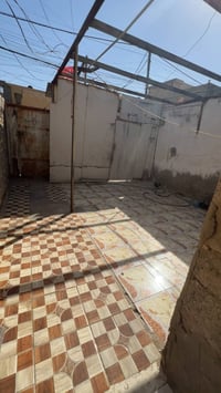 بيت بحي البساتين قرب مدرسة الاسوار 100متر سقف سندويج عارضه 65وبي مجال ...