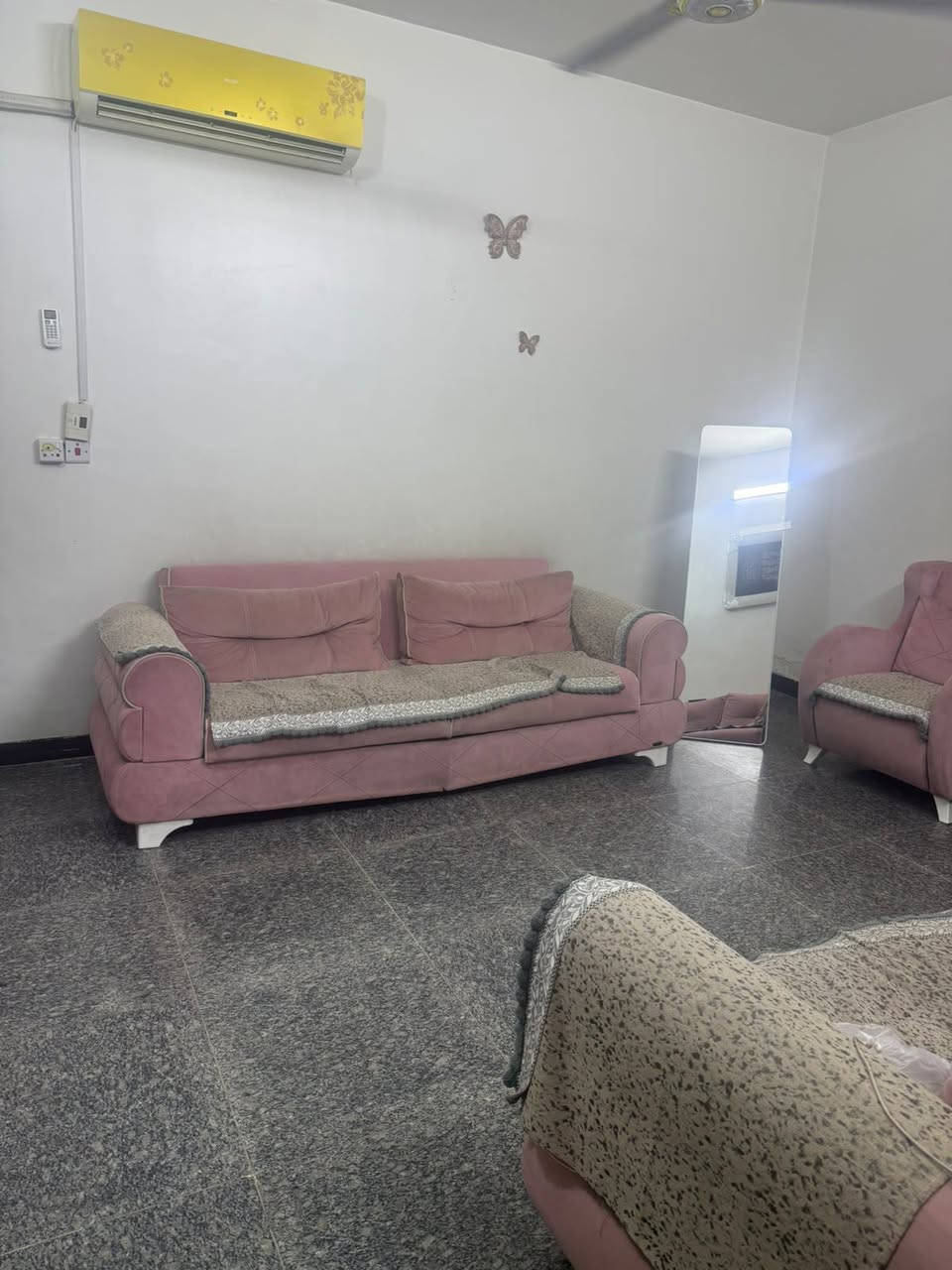 السلام عليكم يوجد بيت للبيع موقع /كفاءات السيديه مساحته 62 متر طابقين طابق الاول يحتوي على مطبخ وغرفتين وحمامات وطابق ثاني يحتوي على غرفتين وحمامات ومرر  وبناء حديث وبيت نظيف جداا ومرتب لاستفسار لاتصال على رقم ***********
