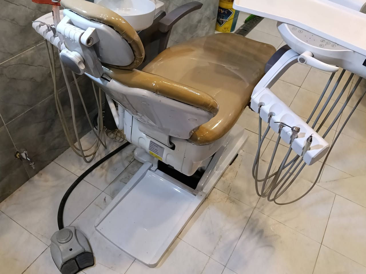 للبيع كرسي أسنان متكامل! 🦷 جاهز للعمل فوراً بكل ملحقاته: 3 صوندات تورباين، 2 تربل سرنج، سكر شغال ، لايت حساس، وسكيلر يعمل بكفاءة. ✨🪥 مع منظمات ماء جديدة ودوشمة حديثة. كل الكهربائيات بحالة المصنع والنظافة واضحة كما ترون! 🌟 #عيادة_أسنان #بيع #معدات_طبية 
مكانة بغداد جميلة 
للتواصل 
***********
السعر خاص
