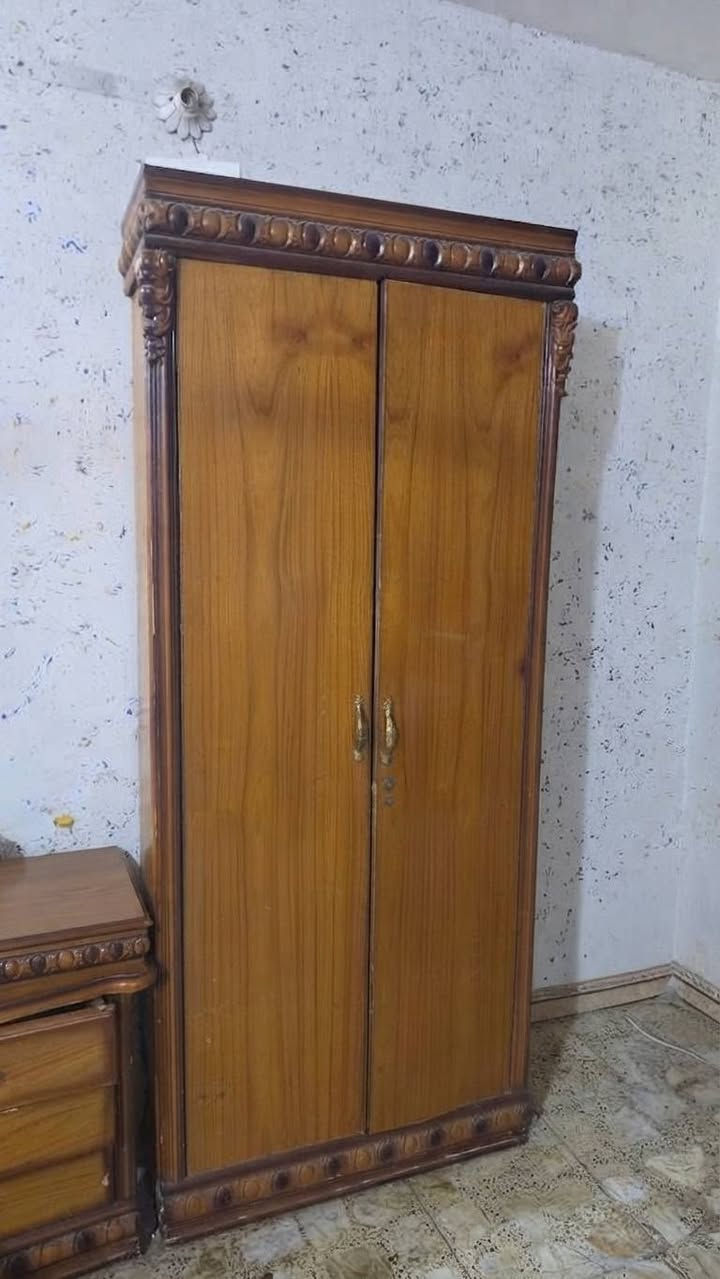 للبيع غرفة نوم صاج أصلي (نوع ممتاز وثقيلة جداً) 🪵✨
مكونات الغرفة:
كنتور كبير
ميز تواليت
زاوية
سرير (غرفة نوم متكاملة)
المميزات: الخشب نوعية ممتازة، متينة وثقيلة الصنع، وتظهر بتصميم أنيق وزخارف خشبية فخمة ومرايا.
العنوان: بغداد - الغزالية 📍
رقم الاتصال (هاتف / واتساب): *********** 📞
