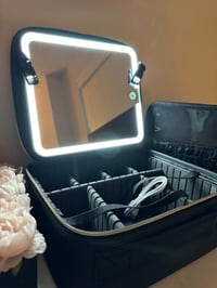 جنطة مكياج • حجم كبير • مراية LED