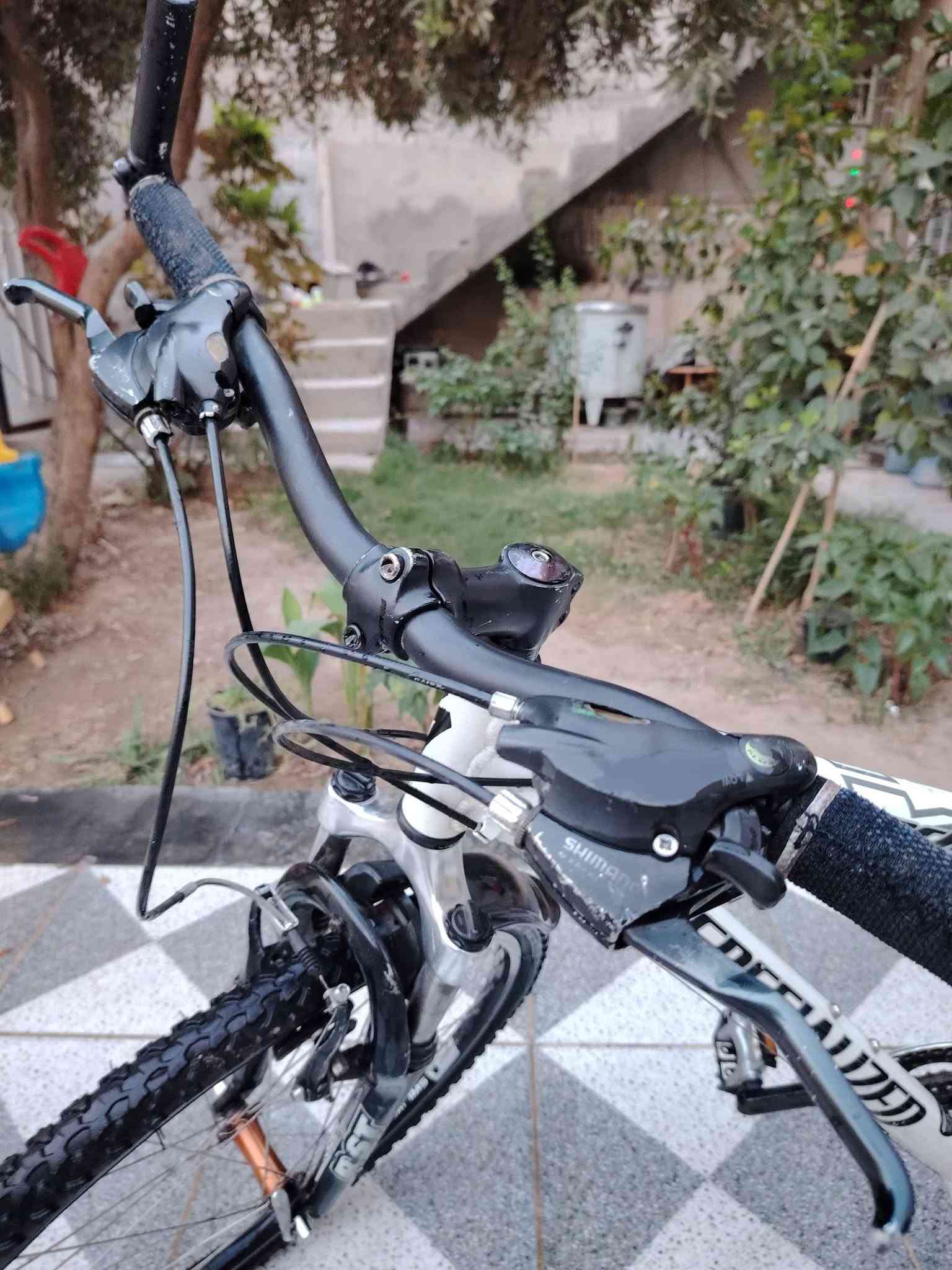 السلام عليكم
بايسكل للبيع

النوع: *SPECIALIZED Hardrock* اصلي امريكي
الحجم: 26 جبلي
المواصفات:
- شاصي المنيوم خفيف ونظيف لون ابيض
- دبلات امامية RST شغالات
- كير شيمانو 21 سرعة ( 3 امام 7 خلف ) 
- بريك V امامي خلفي
- تايرات جديدة دبل عريض مال جبلي
- كرسي طبي مريح + طينيات + ستاند

الحالة: نظيف كلش وشغال مابي اي نقص، بس اغسله وتطلع بيه

السعر: [200وبي مجال ] وبيه مجال بسيط

للتواصل: [رقمك]

--***********-
