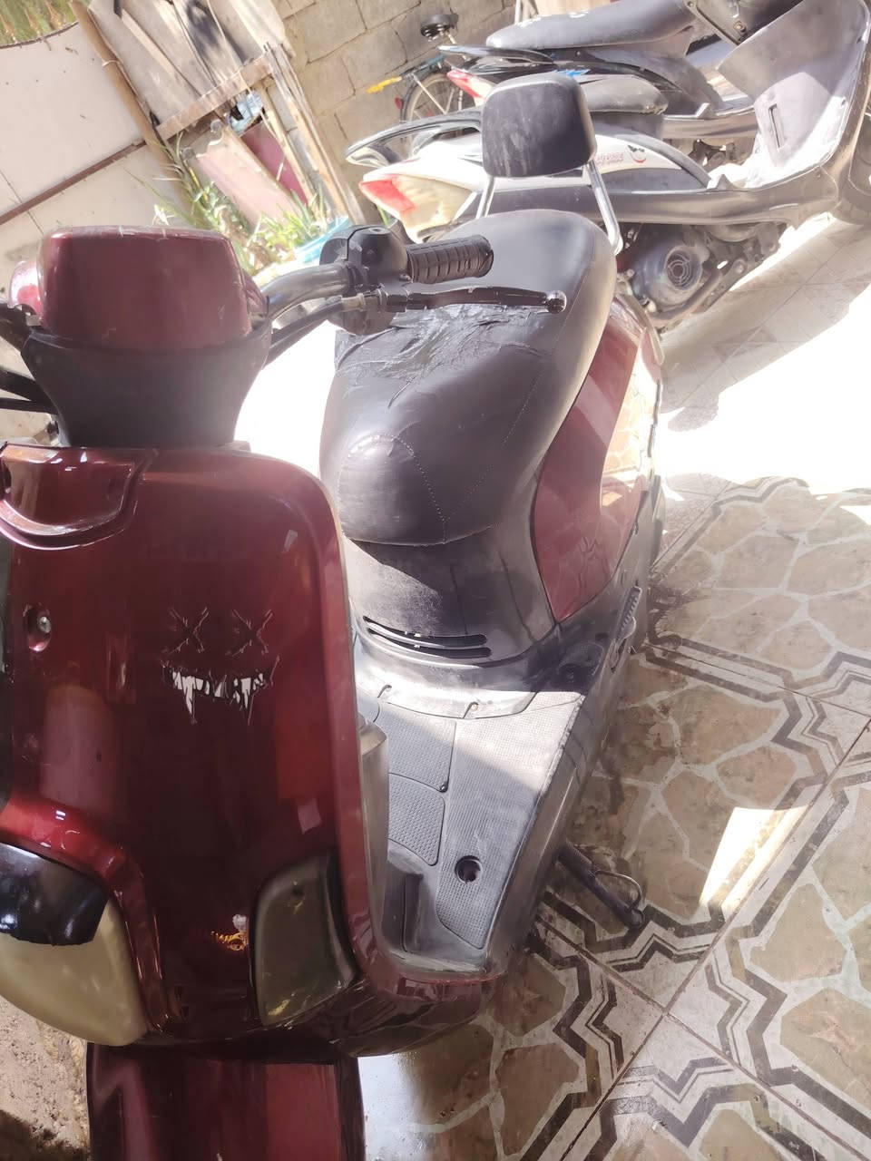السلام عليكم بوليس موديل٨ دراجه ما مفتوحه محركه خير من الله كهربايات شغاله كلن اشاير يمنه يسره شغالت كلوب عالي ناصي بك لا يت شغال شغاله سلف وهند   دراجه بيه بس كابريته تعبانه تمشي بس شلعت لدراجه مو قويه مكاني ديالئ بعقوبه الجديده ما متواجد خاص فقط عل *********** سعر٤٠٠وبيه مجال
