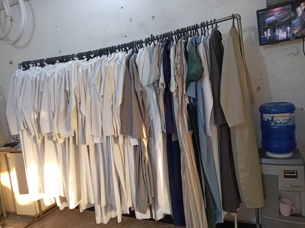 دشاديش خليجي جميع الحجام ودشاديش ولادي سعر لوحده ٥٠٠٠ دينار العنوان فلوجه حي المعلمين قرب جامع سعد ***********)( ***********
