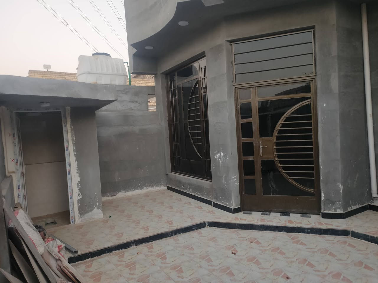 يا الله 

السلام وعليكم 

عندي بيت للايجار مساحه160 متر طابق ارضي 

بي غرفتين نوم صاله مطبخ ستقبال حمامات 2واحد بلمنور وثاني بصاله طرمه 

موقع مقابل استراحه المسافر 
 
مواصفات البناء طابوك +ارضيه بورسلين مطبخ سيراميك +الاستقبال ديكور مغربي +حمامات سيراميك+ منضومه تغطير سبالت+ ازاره 10 سانتيم كل البيت حتئ طرمه بيت حلو ومرتب

ملاحضه البيت بناء جديد مامسكون من قبل
الاتصال علئ رقم ***********
