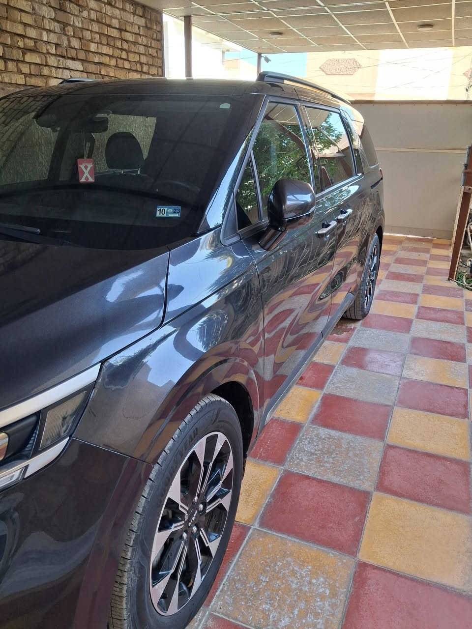 كرنفال 23 فئة SX PRESTIGE ستة سلندر
لون فيلي ميتاليك وارد امريكي بدون ايرباك بدون دواخل حيث تم تبديل البنيد (البنيد الأصلي موجود عندي يحتاج سمكرة ) وتعديل قبغ الجنطة
رقم بغداد الجديد بأسمي 

المواصفات: تشغيل بصمة / بصمة ابواب / تشغيل عن بعد

دبل فتحة / كشنات جلد / كشنات تدفئة وتبريد الأمامية والخلفية

رادار امامي / رادار جانبي / رادار خلفي / حساس امامي 

حساس خلفي / أربعة كاميرات محيطية 360 درجة 

ستيرن تدفئة / تبريد 3 قطع مركزي 

ماشية 39 الف ميل / شاشة كبيرة متصلة / شاشة دجتال

اشاير بالمري الجانبية /  تحديد مسار

قيادة الية / كشنات دبل كهرباء / بيبان كهرباء شفط 

خزن ميموري كشن السائق / مري قلاب / مري شفط

شحن وايرليس / اوتو هولد / هندبريك بصمة 

مود درايف /مصابيح الأمامية  LED / خلفي LED / بلوجكتر LED

7 راكب / كشنات قلابة / فول تحكم ستيرن 

كاميرا داخلية /  جنطة كهرباء 

بلوتوث / AUX/ USB / آبل كار بلي
للتواصل ***********

