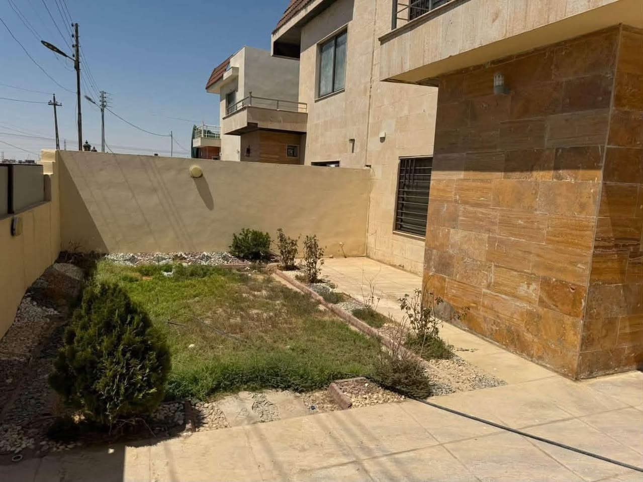 السلام عليكم بيت للبيع مجمع القريه الذهبيه
جاهز للسكن 
مساحه 200 متر 
3 غرف نوم 
طابقين 
مقدمه 50 مليون 
شهري 660 الف 
بدون سنوي 
سعر الكلي 175 مليون 
للأستفسار ***********
