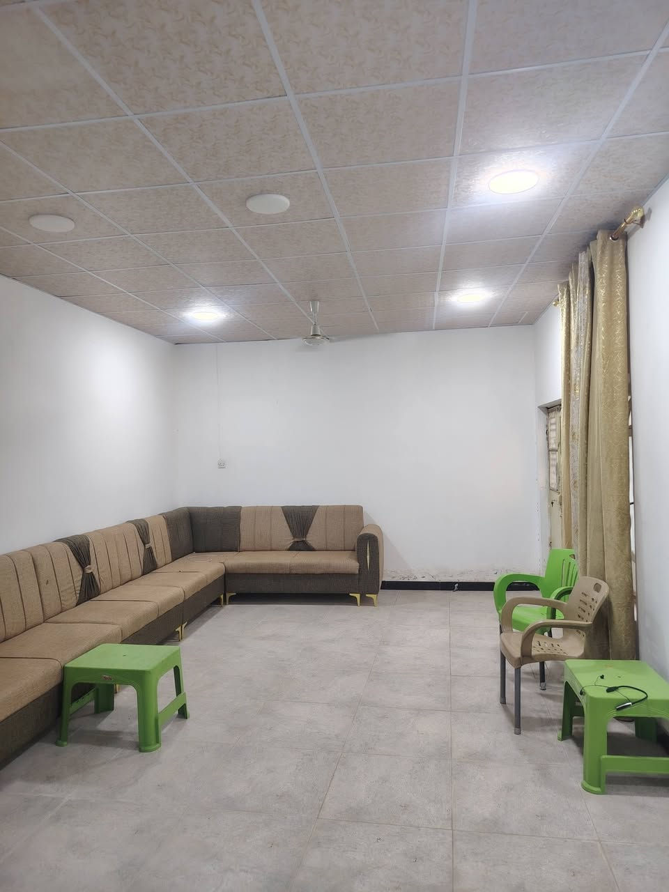 السلام عليكم بيت طابو صرف مساحته 158 متر يحتوي على طابقين الطابق الأول يحتوي ع هول استقبال اثنين غرف نوم بالاضافه مجمعات صحيه الطابق الثاني يحتوي على غرفتين مع فاصل ع الشارع غرفه وهول وصحيات مثل شقه 
مكان نادر الثالثه قريب مدرسه غزه أو خلف جامع أبو الفضل للاستفسار أكثر الاتصال برقم ***********
