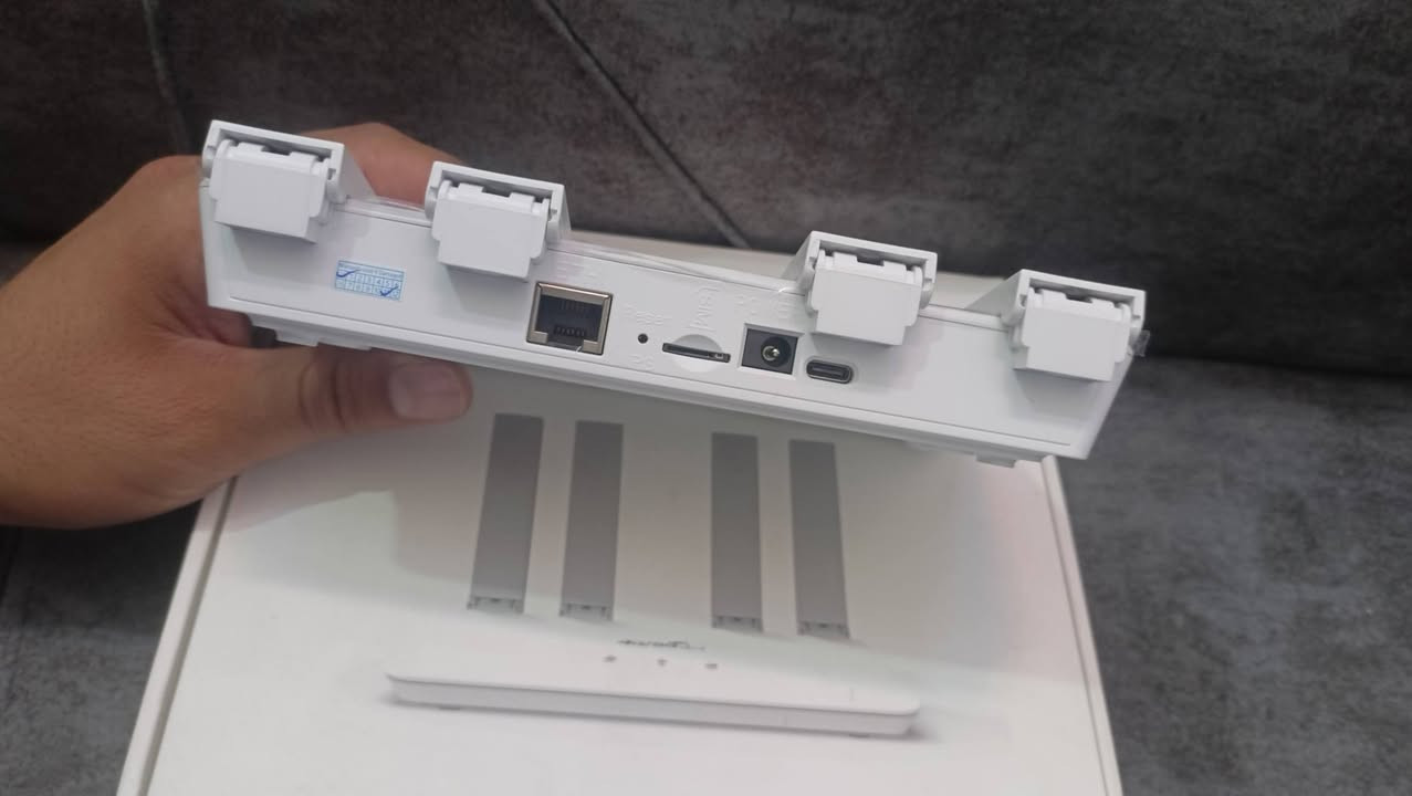 للبيع راوتر 4G شريحة بتقنية Wifi 6

المواصفات والخصائص الفنية:

نوع الشبكة المدعومة: يدعم شرائح الاتصال للجيل الرابع (4G LTE - Cat 4) لوضع الإنترنت عبر الـ SIM Card.

تقنية الواي فاي: يدعم الجيل السادس (Wi-Fi 6) لسرعات أعلى واستقرار أفضل في الاتصال لاسلكياً.

سرعة الواي فاي: تصل إلى 300 ميجابت في الثانية (300Mbps WiFi Speed).

الهوائيات (الأنتينات): مزود بـ 4 هوائيات خارجية (4 Antennas) لتحسين وتغطية إشارة الواي فاي والتقاط شبكة الـ 4G بشكل أقوى.

المستخدمون: يدعم عادةً ربط حتى 10 مستخدمين أو أجهزة في نفس الوقت (حسب إمكانيات الفئة الاقتصادية الظاهرة على العلبة).

المنافذ: يحتوي على منفذ اتصال سلكي للشبكة (LAN Connection).

للتواصل ***********
