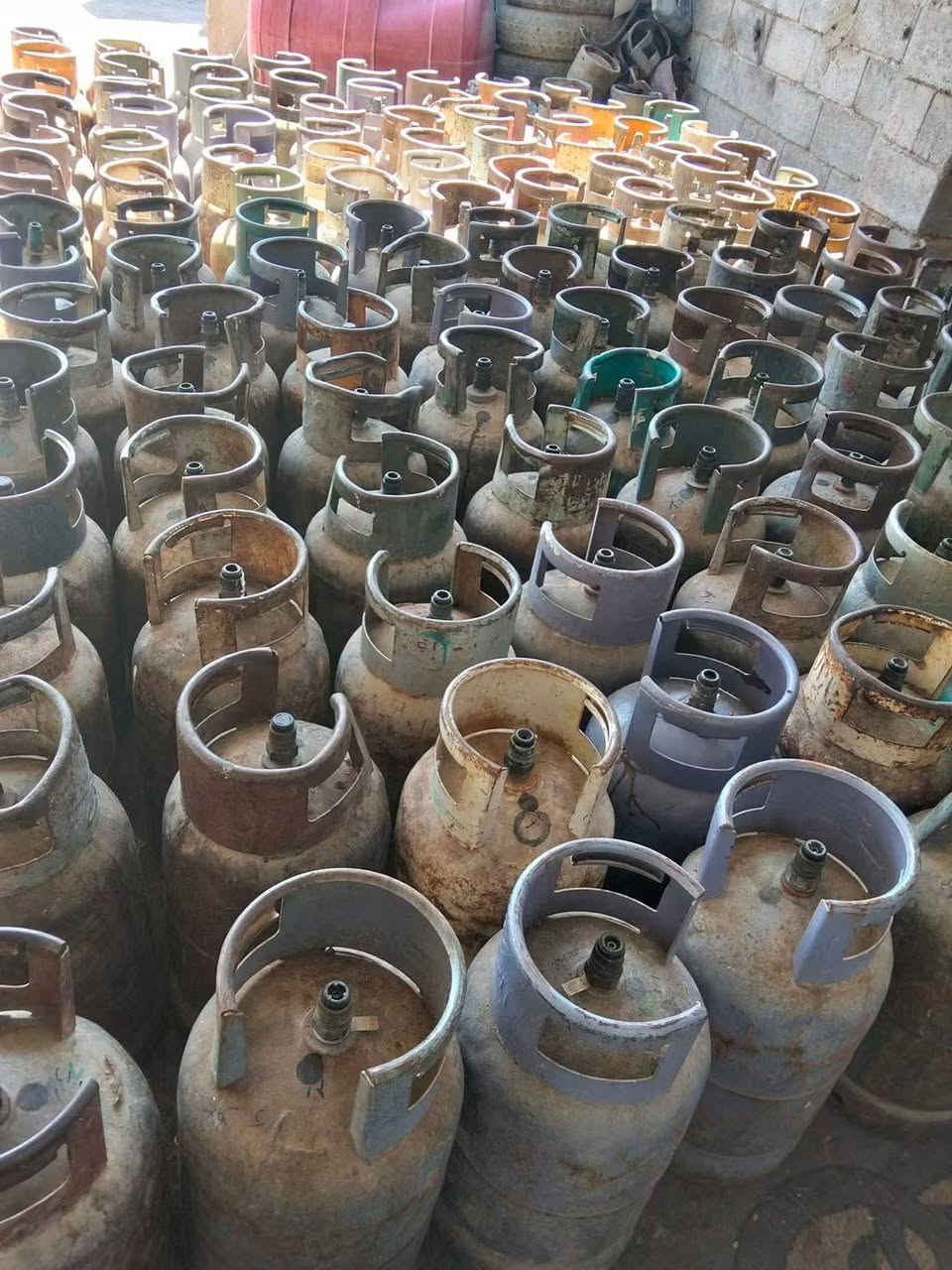 السلام عليكم دبات فارغه للبيع علا 55 او يوجد توصيل داخل الناصريه مركز بس *********** واتساب
