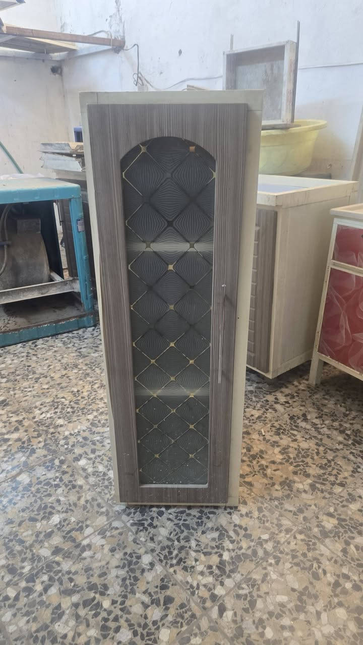 السلام عليكم سنك مرمر نضيف مثل ما واضح بالصورة سعرة ١٢٥ الف خانه نضيفه بدون اي ضرر وبيها سبورت لايت سعرها ٦٠ الف العنوان حي اور قرب جامع الخلفاء متواجد واتساب فيس اتصال ***********
