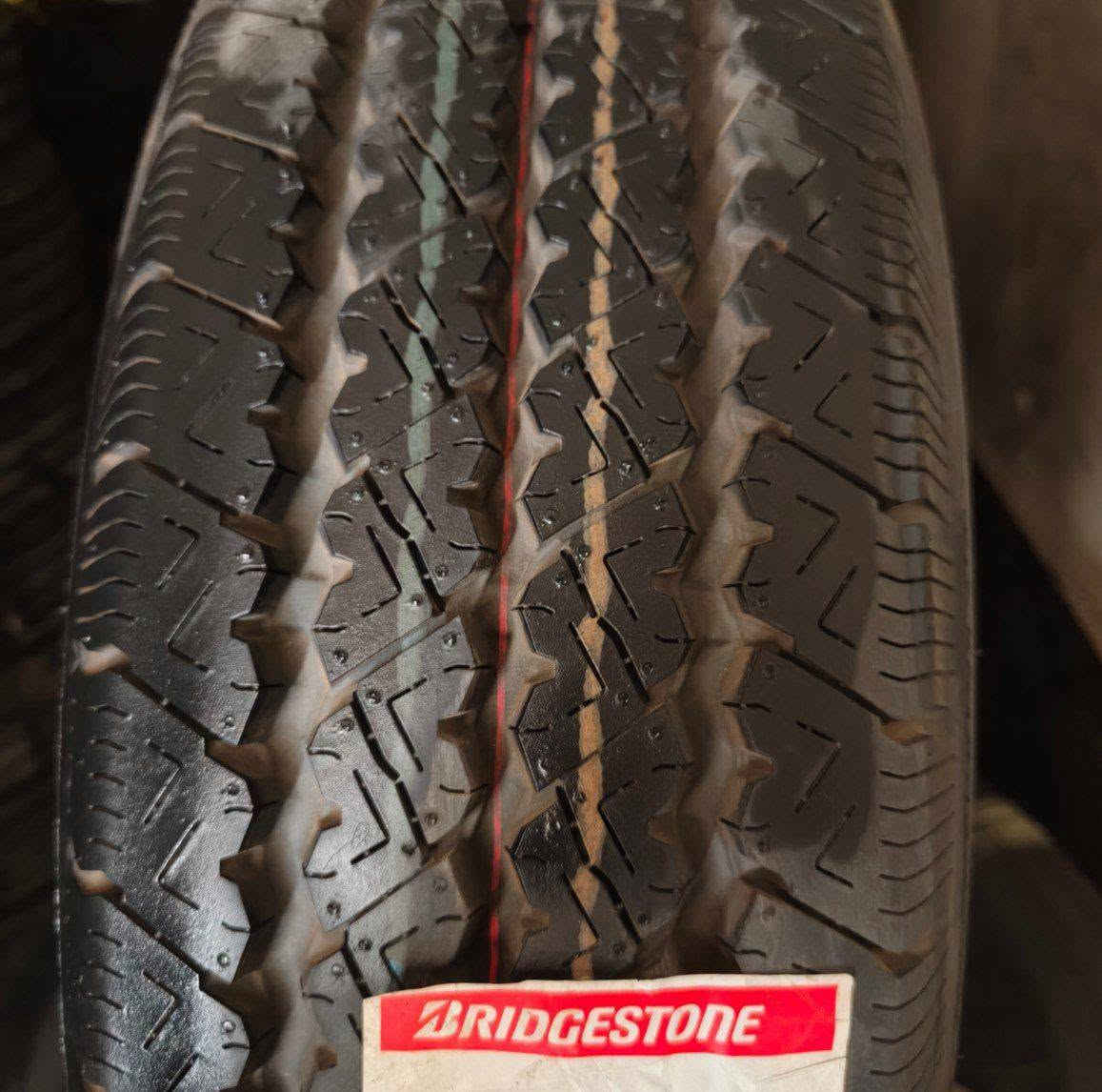 كوسترات

نص مكتوب في الصور:
- BRIDGESTONE SOLUTIONS FOR YOUR JOURNEY MADE IN JAPAN صنع في اليابان اطار برجيستون لأداء أعلى .. أمان أكبر القياس 215/70 R17.5 النوع BRIDGESTONE بلد المنتج اليابان عدد الطبقات 10 قاط سنة الإنتاج 2025 رمز النقشة R265 TOYOTA COASTER راحة . أمان . اعتماد ثبات عالي على الطريق تحمل ممتاز للأحمال الثقيلة أداء جيد في جميع الظروف اقتصاد في استهلاك الوقود عمر افتراضي كبير *********** (واتساب) بغداد _ الكرادة _ طريق معسكر رشيد مجمع مسن للاطارات والبطاريات