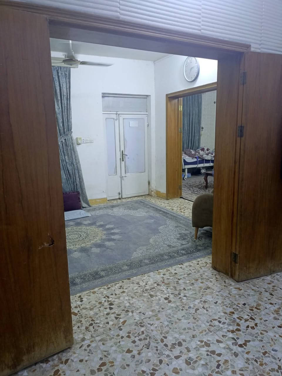 السلام عليكم ورحمه الله 
دار 100م طابقين للبيع 
الطابق الاول..هول.. إستقبل..مطبخ..صحيات
الطابق الثاني 3غرف نوم..صحيات
الخدمات ..ماء.. كهرباء..مجاري..انترنت
سند طابو زراعي 25 
اسمي بالسند 
العنوان ..كربلاء .. البوبيات عمود 26 
للاستفسار ***********
