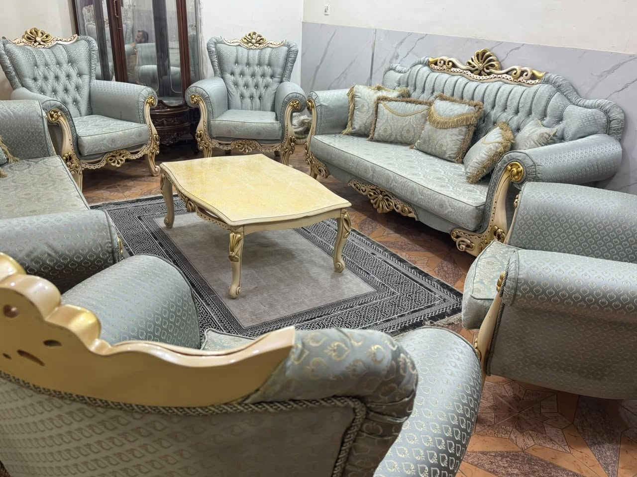 تخم زان تركي ماركة ١٠ مقعد مع ميز وسطي اخو الجديد ولا غلطه ***********
