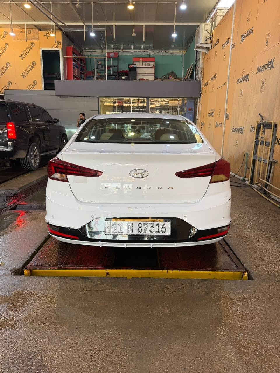 للبيع: هيونداي إلنترا خليجي
2020
رقم بغداد بسمي 
تحويل ثاني يوم
المحرك: 2000 دوش•
الكر: اتوماتيك (AT) الكير المرغوب • الوضع الفني: محرك + كير + حدادية •
مكفولات بشرط
المركبة فول مواصفات:
فتحة سقف + بصمة تشغيل • حساسات أصلية (أمامي وخلفي) .
إشارات بالمرايا + تحكم ستيرن كامل • كشنات جلد + كشافات ضبابية •
ملاحظات البودي (الضرر):
صبغ خفيف بالباب الخلفي عكس السايق
(فقط الحافة من الأسفل) مع حالوب بسيط
جداً، والباقي مكفول كفالة عامة من كل شيء. السعر 140 وبيها مجال 
العنوان: بابل - المسيب •
للإستفسار والتواصل: *********** •
