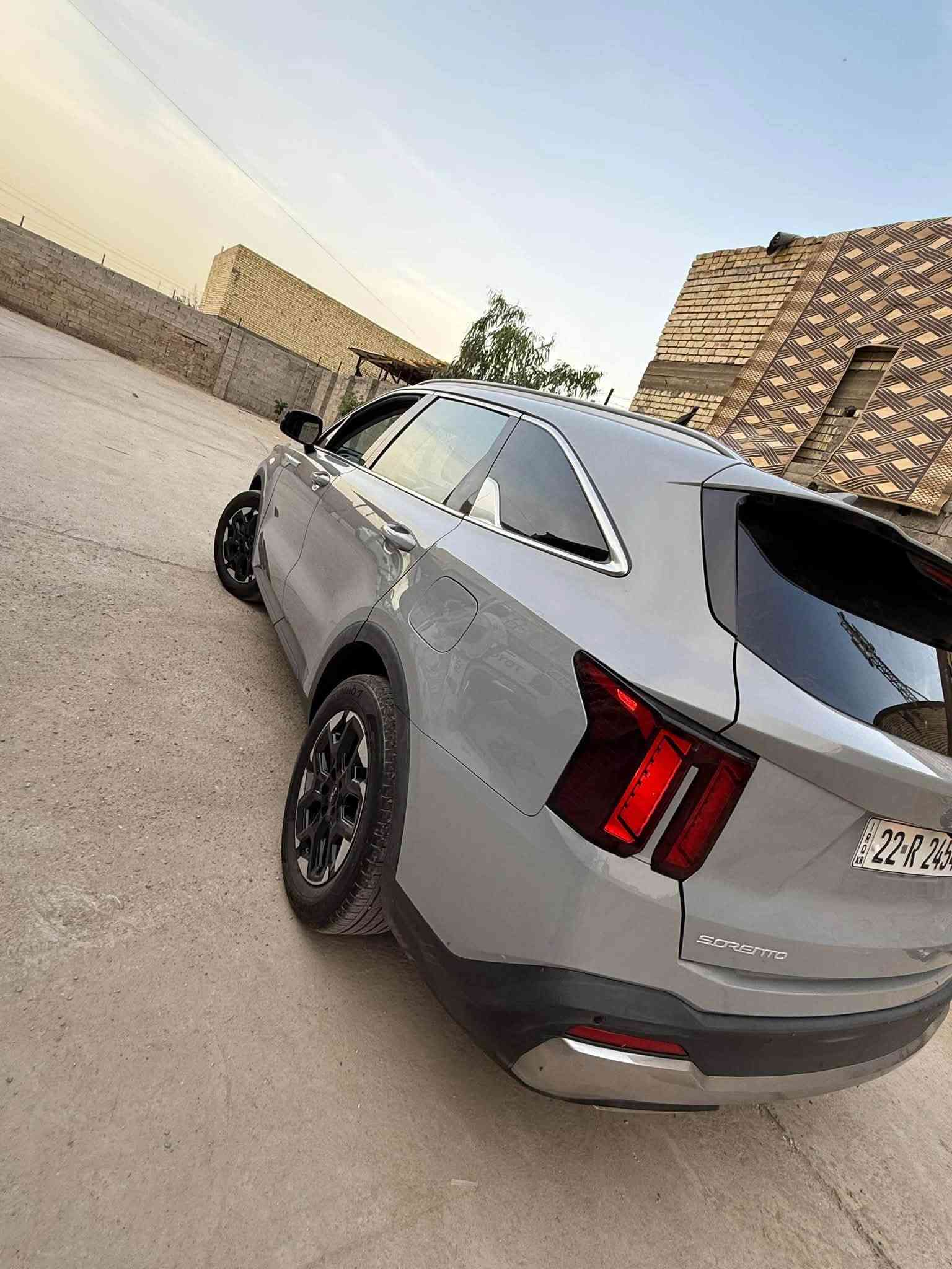 *للبيع كيا سورنتو Kia Sorento 2024* 🧿
*فيس لفت جديد - فئة عالية - 7 راكب*

*التفاصيل:*
- *الموديل*: 2024
- *اللون*:سمنتي  - داخلي اسود جلد
- *الوارد*: امريكي
- *الحادث*: جاملغ وباب
- *الدفع*: 4x4
- *المكان*: بغداد
- *الرقم*: اربيل

*المواصفات:*
- شاشتين 12.3" متصلة بانوراما
- جلد + كراسي كهرباء + بانوراما
- ويل 20 انج اسود + لايتات LED جديدة
- كروز ذكي + رادارات + كاميرا
- شحن وايرلس + بصمة + تشغيل عن بعد

*السعر*: اتصال
‭***********‬
*للاستفسار*
