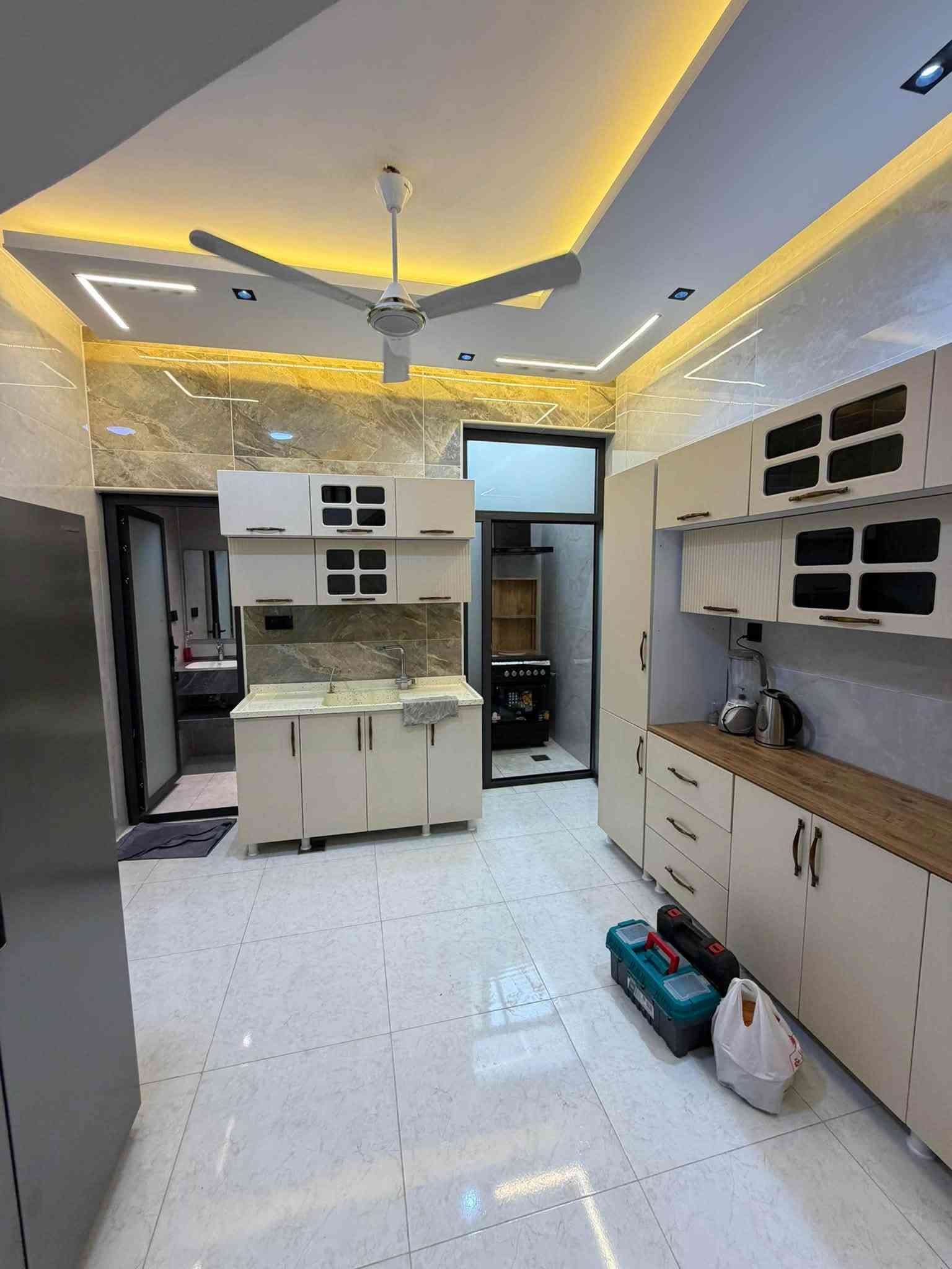 بيت 50 متر  ثلاث طوابق🏠
و هيكل 50 متر ثلاث طوابق

البيت ثلاث غرف نوم حمام خارجي 1 داخلي 2 
استقبال مطبخ 
وكما موضح بلصور والفيديو 
بناء درجة اولى وموثث كامل سقف عالي جميع شبابيك المنيوم 
كتائب حماية لسطح وسقيفة 
تانكي كبير وبوستر نازل تاسيسات امل الشريف بورسلين الواح 

والهيكل نفس تفاصيل البيت 

الموقع📍 :حي دجلة شارع الابداع 
***********  رقم الهاتف واتساب ايضاً
