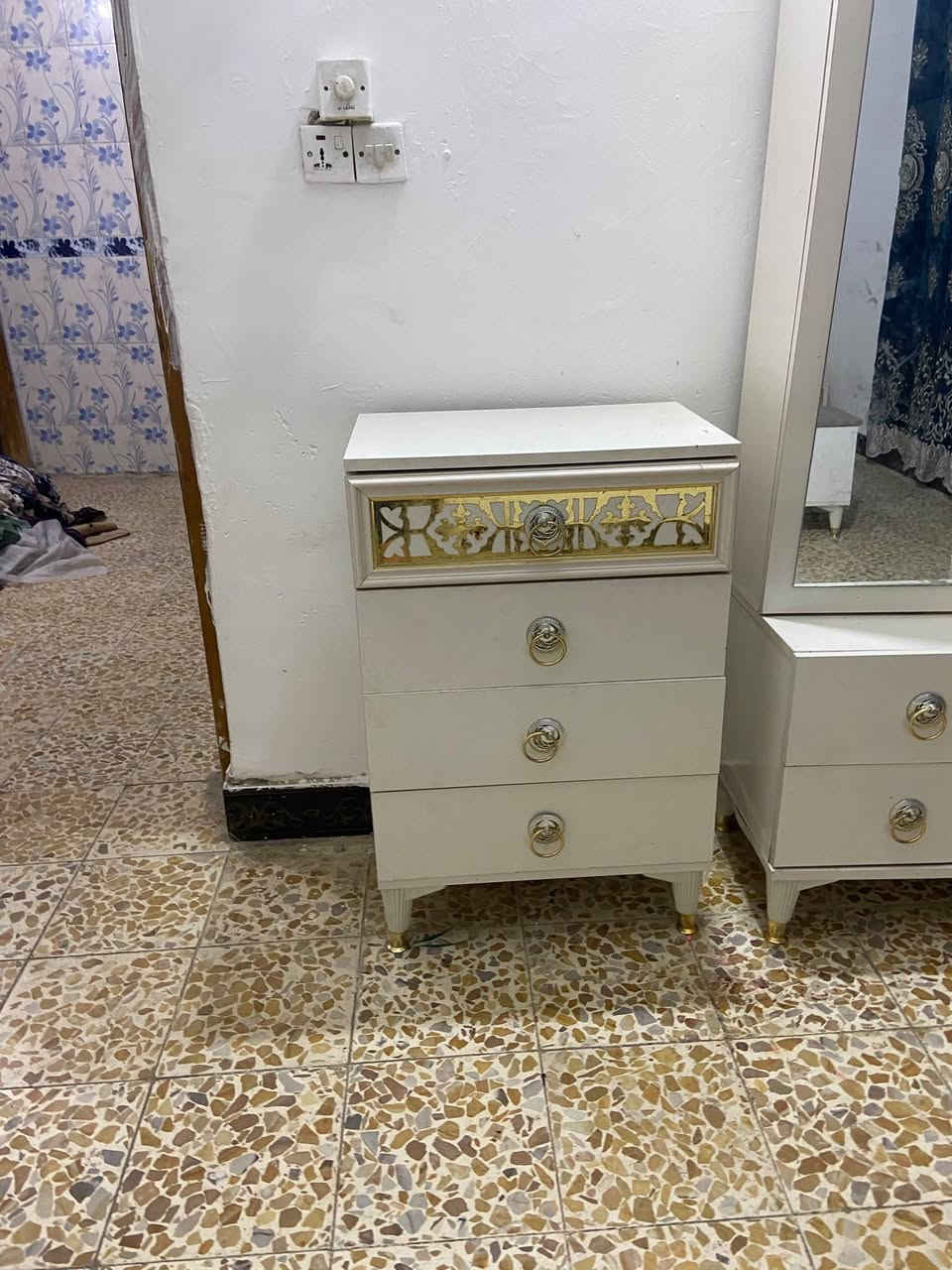 السلام عليكم يوجد اغراض بيت مستعملة نظيفة جدا غرفة نوم تركية مع تخم صالون  مع سرير طفل تركي نظيف مع كونتر مطبخ الي مهتم يراسلني فيس او واتساب *********** المحمودية حي العسكري

نص مكتوب في الصور:
- تخم صالون مع سرير طفل تركي نظيف مع كونتر مطبخ الي مهتم يراسمني فيس او واتساب *********** المحمودية حي العسكري