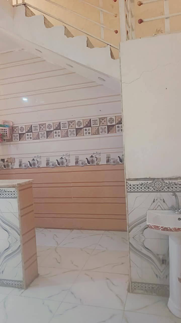 بيت 100متر مغربه الشيشان الثانيه قريب من السايدين وقريب على حي الموضفين السعر 68وبيه مجال رقم  ***********
