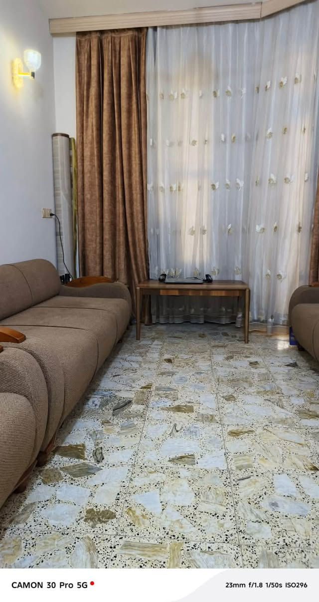 دار للإيجار عائلة صغيرة طابق ارضي جديد المساحة ١٥٥م الموقع بغداد حي الأمانة قرب ساحة مظفر يحتوي على مدخلين
غرفة منام عدد ٢ 
منور عدد٢ مطبخ واستقبال خدمات وكراج كبير مع منظومة كاميرات ومجهز بخط مولد  مع سخان وماطور ماء للأستفسار الاتصال على رقم الهاتف ***********
