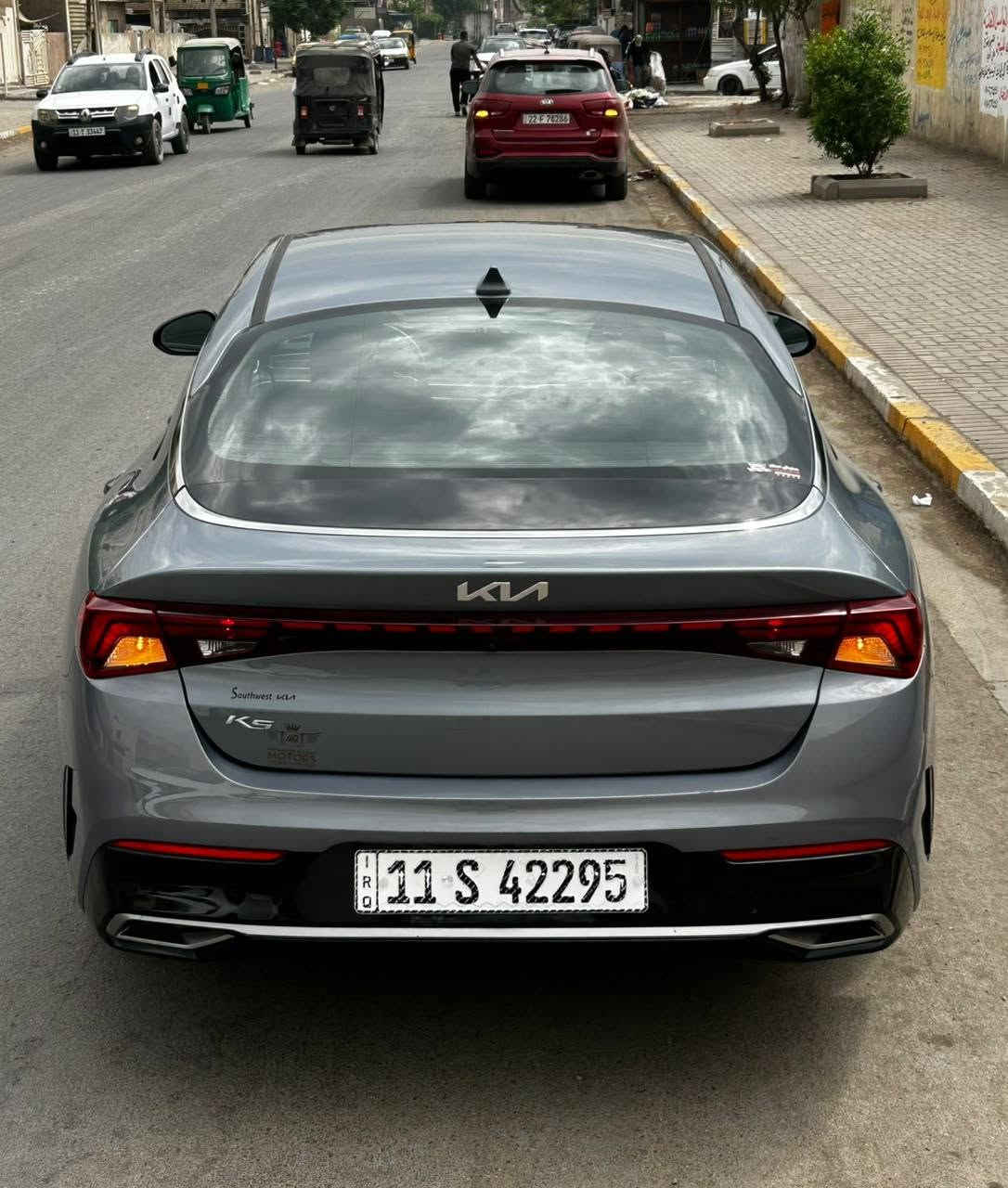 للبيع K5 موديل 2022 ورارد امريكي
حادث بنيد صبغ فقط 
لغود وشواصي وكير ومحرك مكفولات 

رقم بغداد الجديد باسمي 

🔰 مواصفات : نص فول 
بصمة تشغيل 
بصمة ابواب + جنطه
تشغيل عن بعد
رادار امامي + خلفي
نقطه عمي
سابد بريك بصمه 
شاشه كببره تدعم
ابل كار بلي + أندرويت اوتو 
اربع وضعيات قياده 
اتو هولد
جنطه تفتح عند الاقتراب 
لايت 4 عدسات + لد امامي
محرك 1600 تيربو 🛡️
وبعد بيه هواي مواصفات 

السياره جديده بمعنه الكلمه 
ما بيه اي نقص كامله من كلشي 
ترايه زيرو تخم تاير جديد 
حجر صالنصه بلادي 

📍 مكاني بغداد الدوره

السعر 148 وبيه مجال

رقمي ***********

