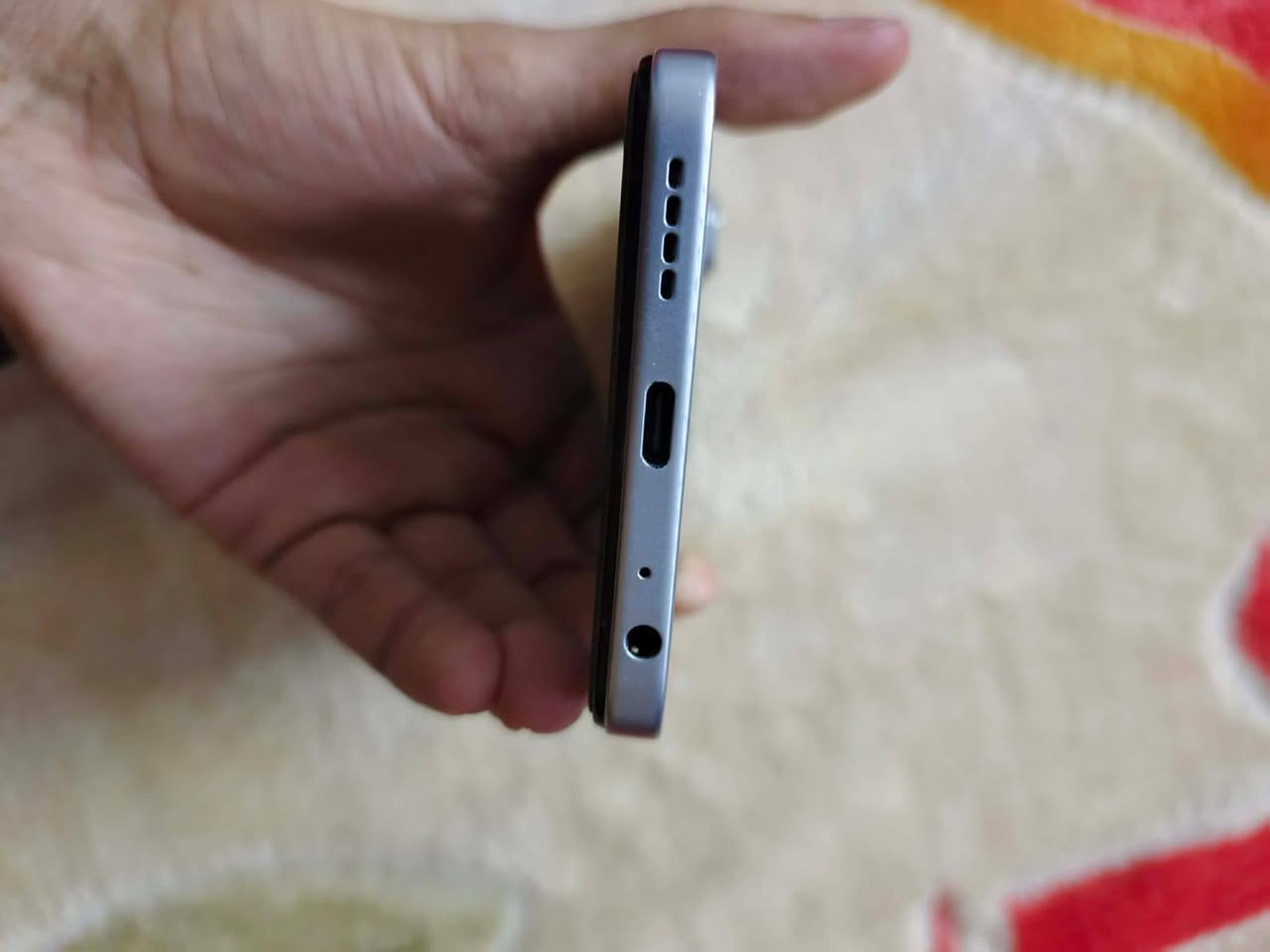 جهاز infinix 60i للبيع
مواصفات الجهاز 
بشاشة قياس 6.7 بوصة بمعدل تحديث 120 هرتز، وبطارية بسعة 5160 الشاشةالحجم: 6.7 بوصة.النوع: IPS LCD.الدقة: HD+ (720×1600 بكسل).معدل التحديث: 120 هرتز لتجربة سلسة.السطوع: 700 شمعة (تتحمل ضوء الشمس)  والذاكرةالمعالج ثماني النواة.ذاكرة الوصول العشوائي (الرام): من 4 إلى 8 جيجابايت.نظام التشغيل: أندرويد. الكاميراتالكاميرا الخلفية: بدقة 50 ميجابكسل.تصوير الفيديو: يدعم حتى دقة 1440 بكسل البطارية والتصميمسعة البطارية: 5160 مللي أمبير.سُمك الهاتف: نحيف بقيمة 7.7 ملم.الوزن: 188 جراماً.مقاومة الماء والغبار: معيار IP64 (ضد رذاذ الماء). مراجعة الهاتف وأداءه بشكل عملي 
سعر الجهاز 225وبيه مجال للطيبين 
التواصل على هاذا 
الرقم ***********

