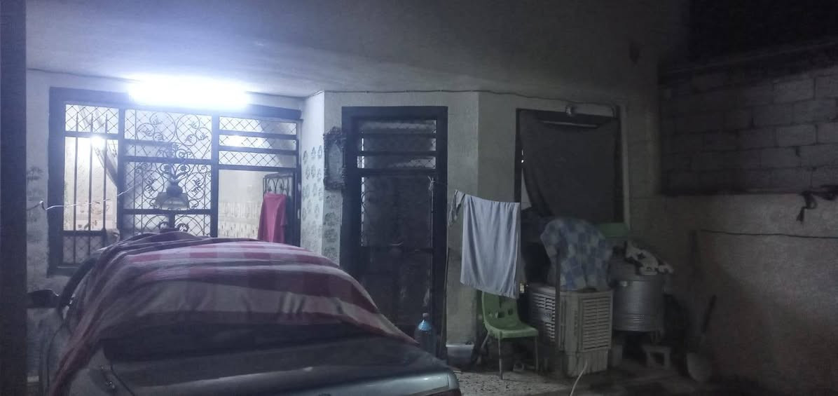 السلام عليكم يوجد بيت للبيع مساحه ١٧٠ متر جسر ديالى العريفيه شارع المخبز مقابيل الفرن صمون قريب  جامع العريفيه طابو سند ٢٥ سعر مناسب غرف عدد٢ درج خارجي بيت كلش مرتب للتواصل ***********سعر ٦٥ وبي مجال
