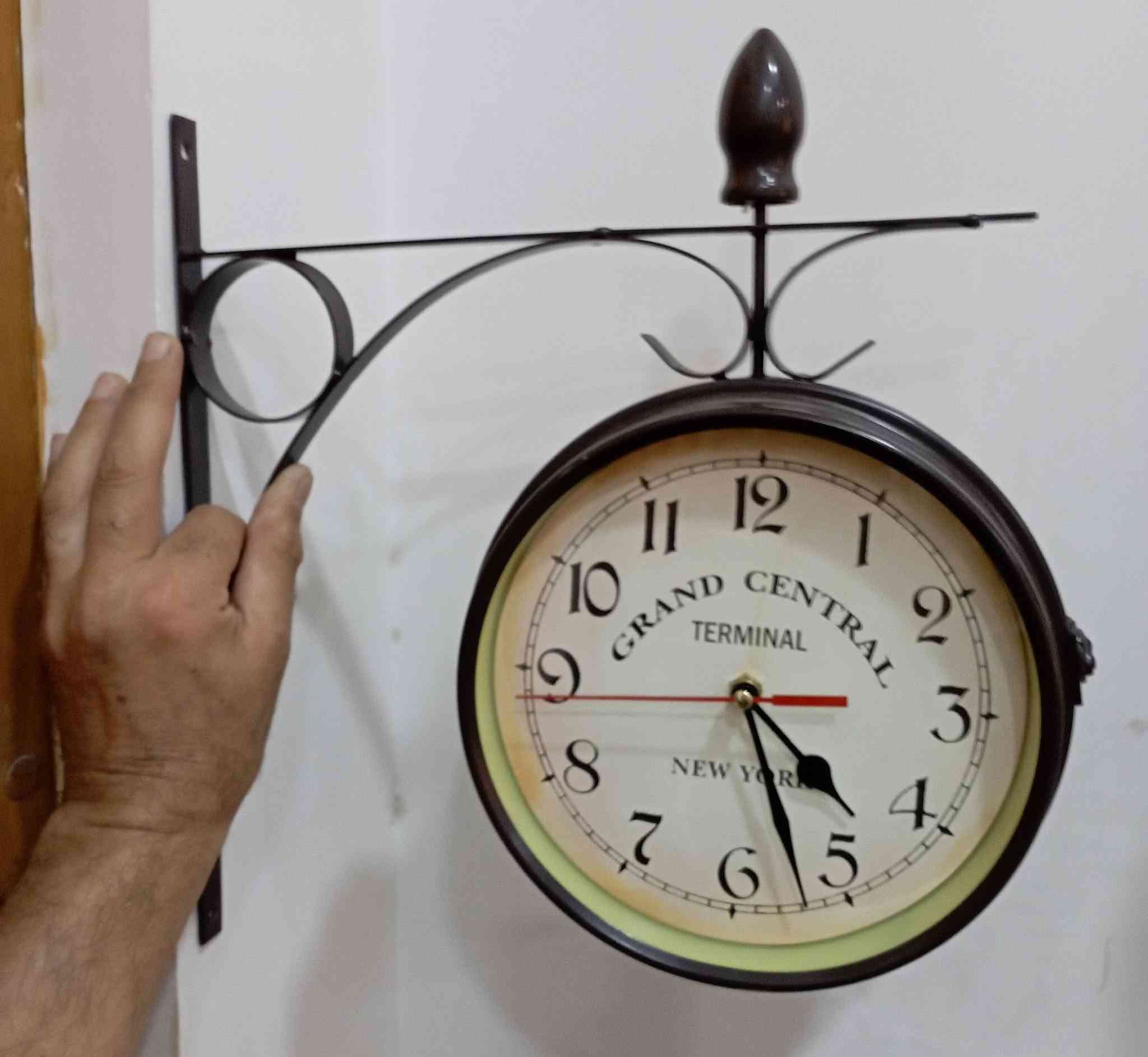 السلام عليكم... ساعة جدارية وجهين ... الاطار مصنوع من الحديد... شكل مميز... نظافة ممتازة ... قطر الساعة 20سم... السعر 35 الف مع التوصيل للاستفسار: ***********
