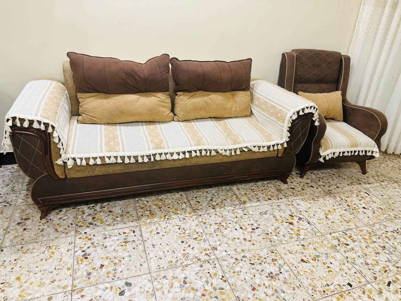 تخم قنفات فاخر (12 مقعد)
 الحالة: استخدام قليل جداً بحالة الجديد.
 التفصيل: 
شغل خاص راقي متين (مو شغل سوكي ).
 كلفني  : 1,200,000 دينار.

 سعر البيع الحالي: 500,000 دينار فقط 
الموقع: بغداد - البلديات (قرب مستشفى التفضيلية).
للتواصل والاستفسار: ***********
