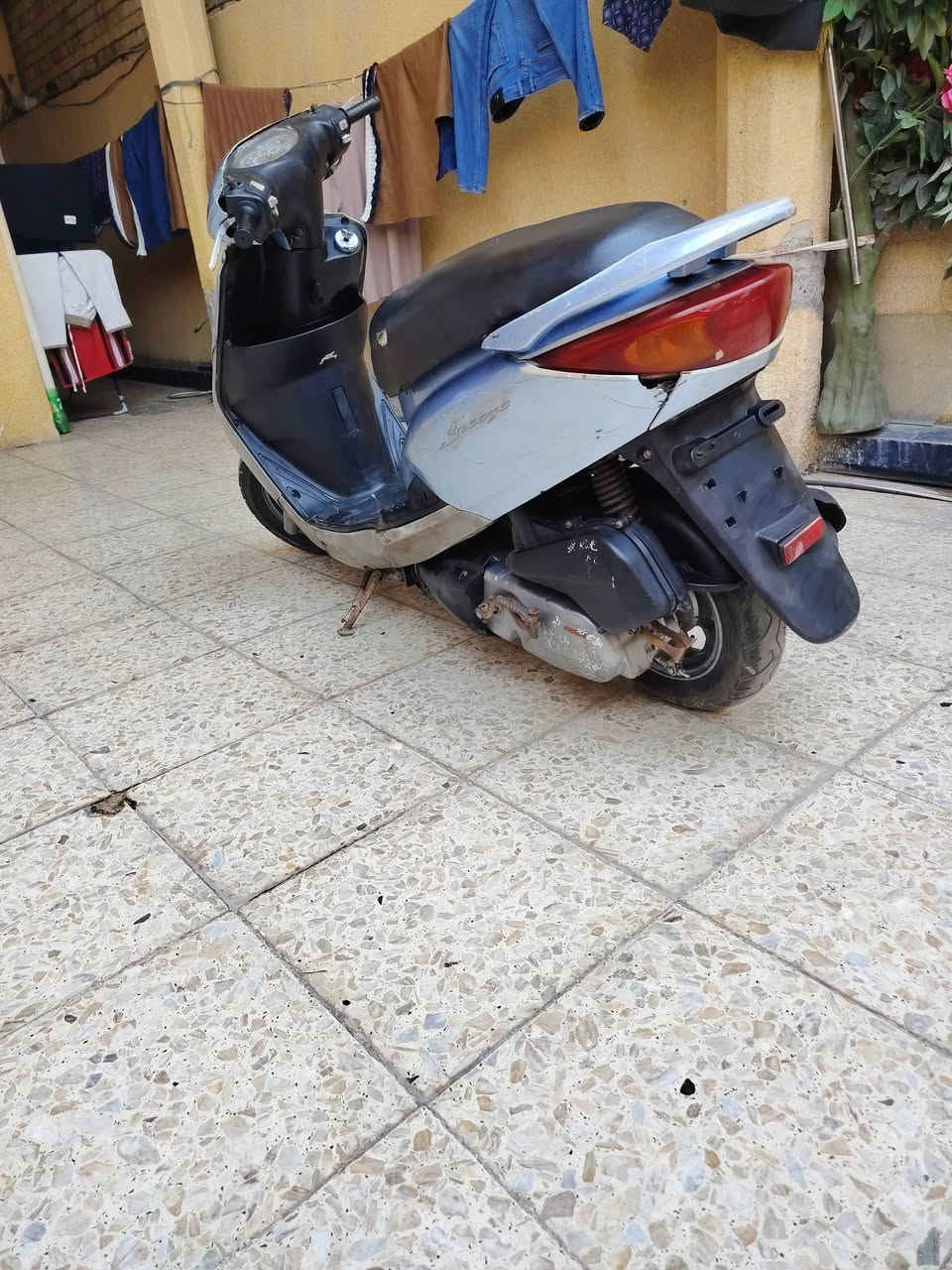 دراجه بريز نضافته مثل ماواضح بصوره شغاله سلف هندر هورن شاير لايت عالي ناصي محركه حلو اسعر 450 وذا مراوس حسب لقناعه بغداد الحريه حي سلام شارع 20  ][***********
