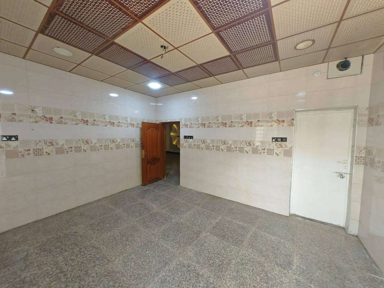 بيت الايجار  🏠مساحته ١٠٠متر نضيف جداً  ✅

يحتوي على غرفتين نوم واستقبال وكنيدور ومطبخ وصحيات ✅قيمه الايجار  ٤٥٠قفل

الموقع  حي الاساتذه 🌏قرب مستوصف حي الاساتذه ✅

الاستفسار الإتصال بالرقم  ‎***********متوفر واتساب ✅
