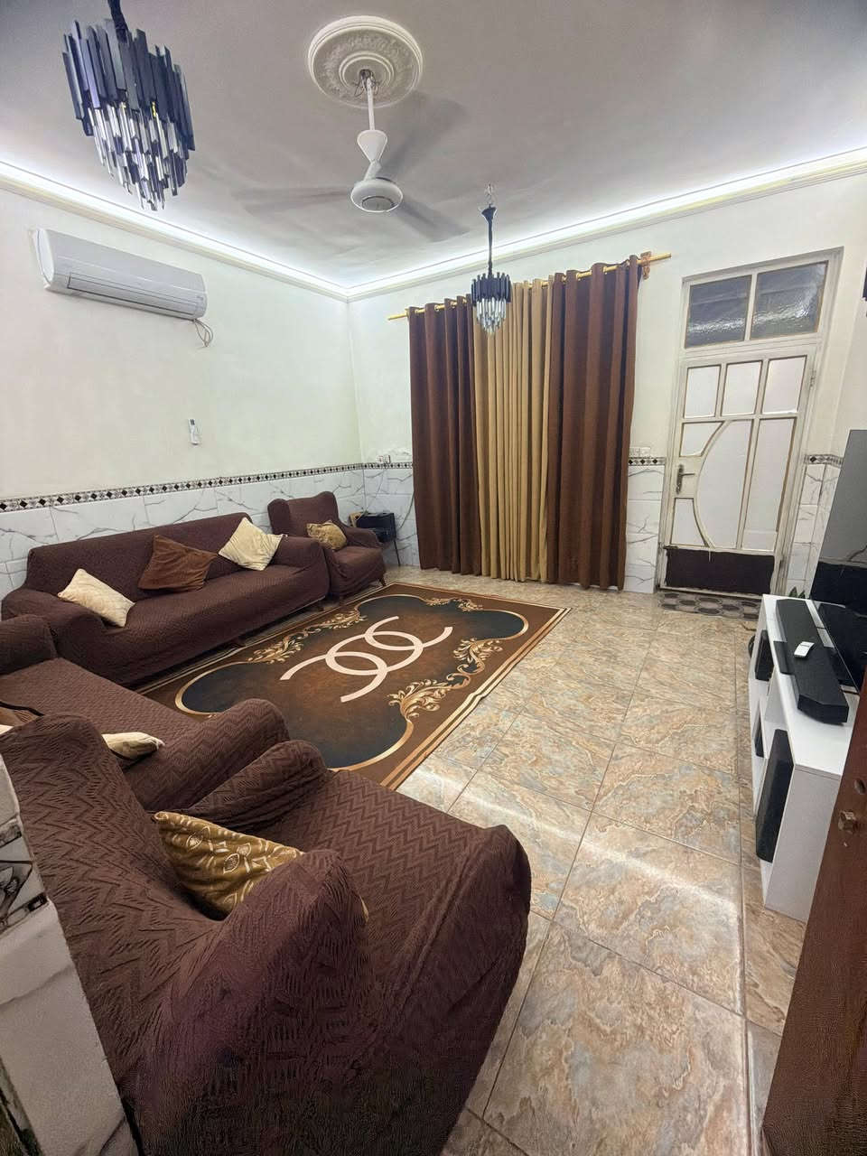 السلام عليكم مكلف ب النشر بيت للبيع زراعي الشعب خلف اطفائية الشعب شارع أفران العراق البيت مساحته 55 متر واجهه 5 نزال 11  مثل ما واضح ب الصور للاستفسار الاتصال برقم الهاتف ***********

