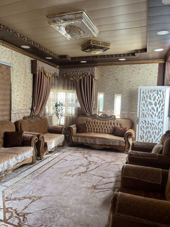 بيت للبيع في حي الامام الرضا (الفلاحية)قرب اسواق النخيل يتكون من طابقين ويحتوي على ٦ غرف نوم وخمس حمامات ومطبخ وهولين واستقبال وبيتونة والسطح شتايكر وطرمة وحديقة مساحة البيت بالسند ٢٢٠ وواقع حال ٢٨٥ م يقع على ساحة خضراء خلف شارع ٣٠ تشطيبات حديثة سنة ٢٠٢٣ البيت ضخم ومرتب 

للاستفسار عن السعر  ع الخاص وباقي التفاصيل الاتصال على الرقم ***********
