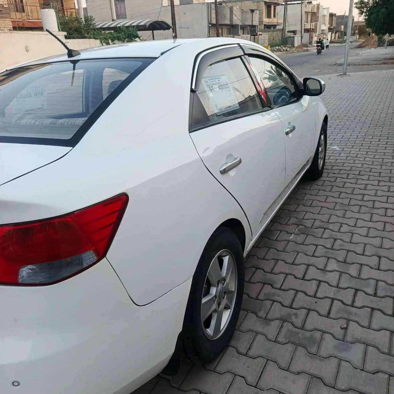 سلام عليكم سيارتو موديل ١٢.  وحلوه بدون صبغ بيها طخات قليله
التواصل ***********السعر 85 بيها مجال
