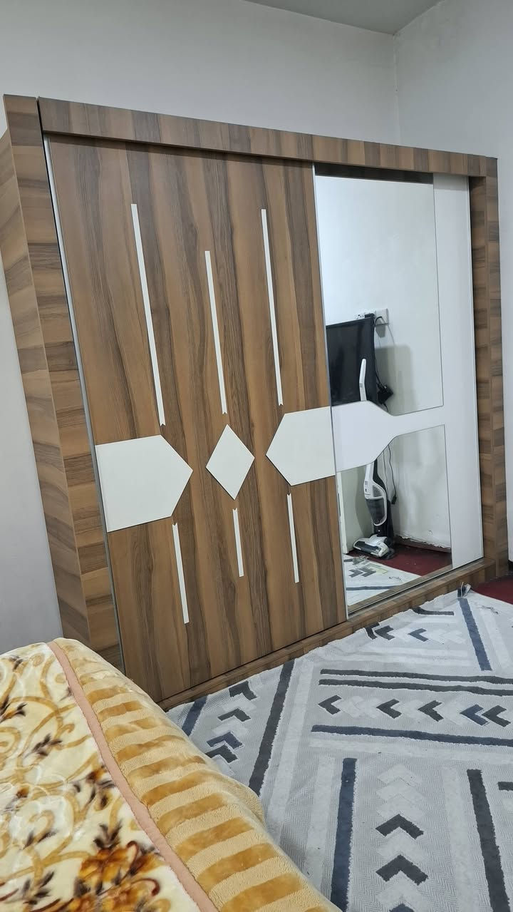 غرفة نوم ٤قطع كنتور وكومدين وجرباية ب١٢٠الف وكنتور ٣ابواب ب٦٠الف وتلفزيون قياس ٤٢السعر ب٦٠الف وجرباية نفر عدد ٢ ب٤٠ والسعر بيهن مجال بسيط المنطقة الشرطة الخامسة الرقم ***********
