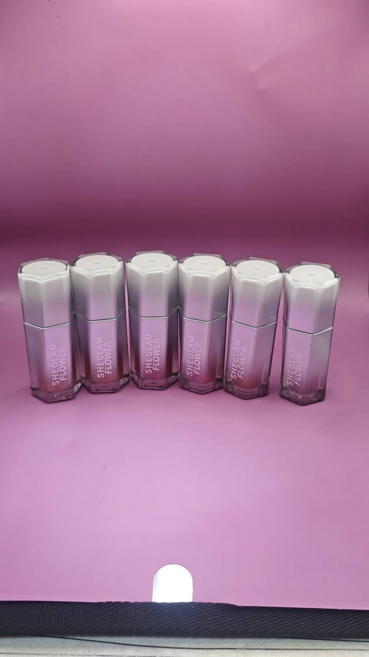 🌸✨ SHEGLAM FLOWER Lip Gloss غلوس الشفاه اللي يجمع الأناقة والألوان الساحرة 💋 ✨🌸
لمعة شفاه بتصميم فاخر وألوان تخطف الأنظار 💋
💄 6 ألوان رائعة، من الوردي الناعم إلى الأحمر الجريء والعنابي الغامق
💧 لمعة جذابة وملمس ناعم ومريح
🪄 فرشاة تطبيق دقيقة تعطيك شكلاً مرتباً بضربة واحدة
💎 عبوة سداسية أنيقة بتدرج فضي
كمية محدودة، الحقي تحجزين لونك المفضل! 🛍️
📩 للحجز المباشر: راسلونا على الصفحة أو واتساب
📱 ***********
🚚 التوصيل سريع وآمن لكافة المحافظات
📍 أو زوروا متجرنا وجربوه بأنفسكم:
أوركيد بيوتي - شارع الكماليات، مجمع النوري، داخل القيصرية (قرب بيت عدنان)
#شيجلام #SHEGLAM #SHEGLAMFLOWER #ليب_غلوس #لمعة_شفاه Lipgloss مكياج أوركيد_بيوتي منتجات_تجميل مكياج_العراق بيوتي

نص مكتوب في الصور:
- 1 2 3 4 5 6