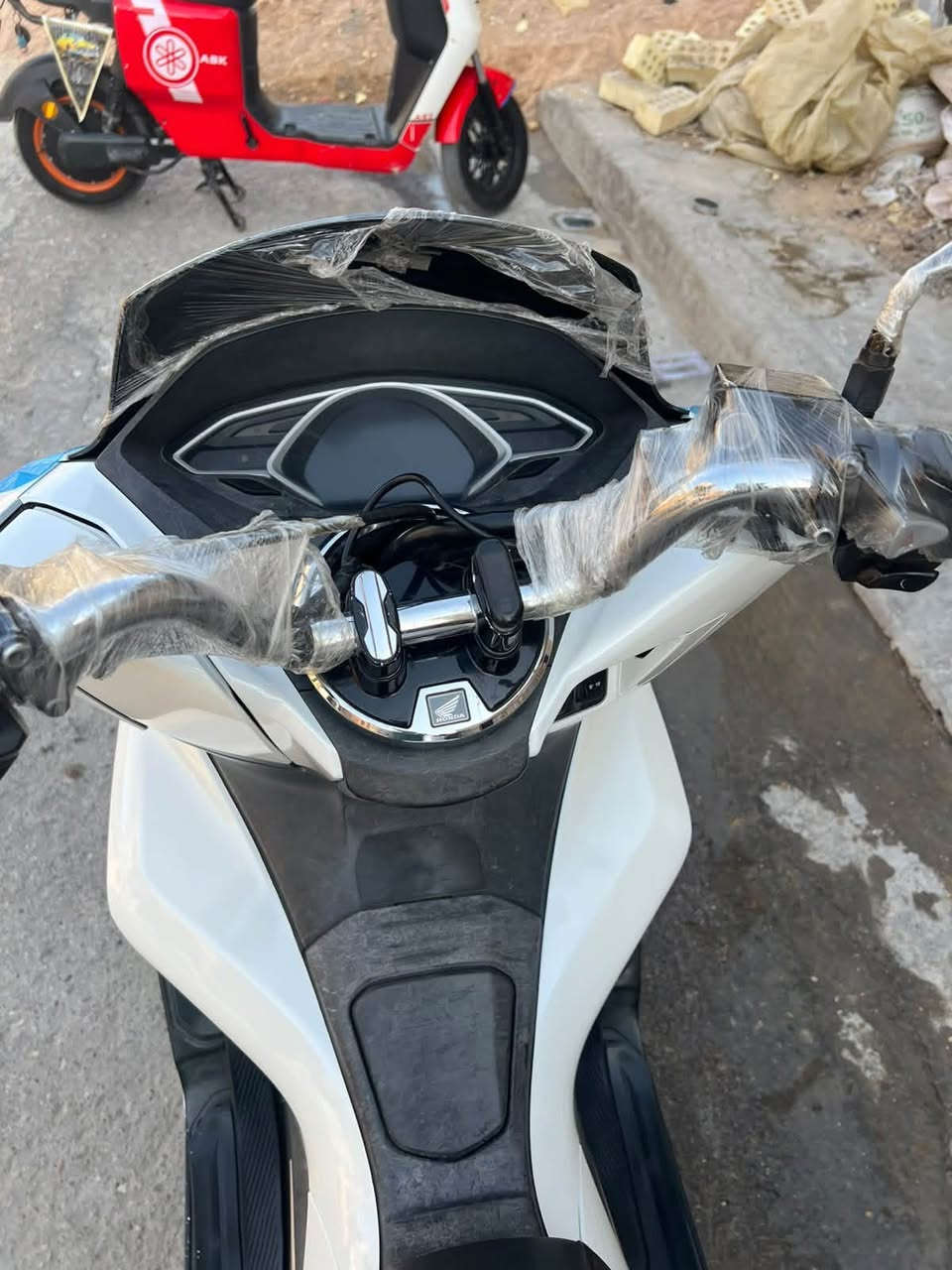 السلام عليكم 🫡 
للبيع دراجة هوندا PCX الجيل الثالث مكفولة من كشر ومحرك وشالصي 
السعر 15 وبيها مجال للشراي  
مكانها مدينة الصدر حي السفير 
رقم *********** 
مكلف بالنشر 👋
