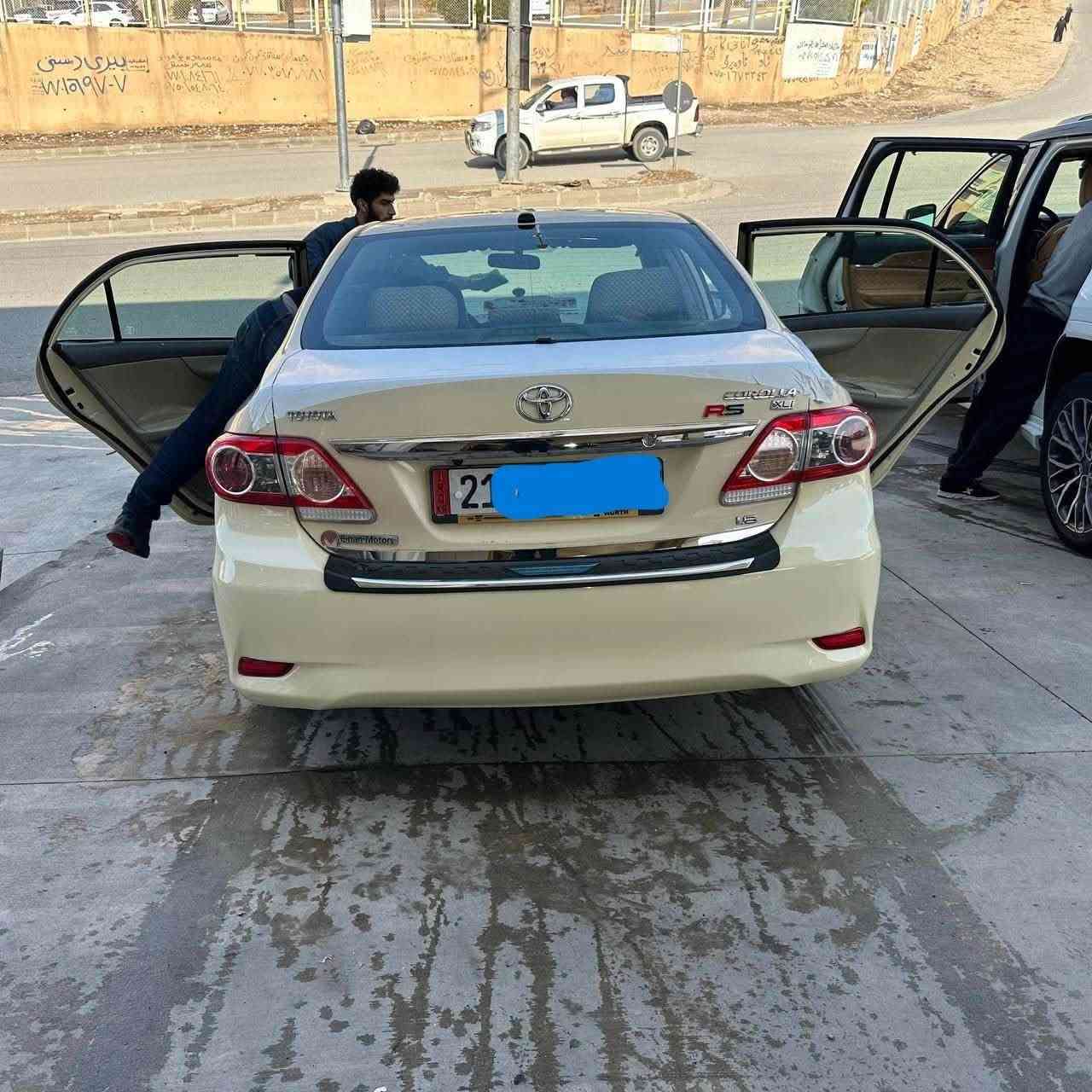 بە ناوی خوا

تەکسی بیکاشۆ
مۆدێل ٢٠٠٩
گێڕ عادی 
چوار جام کارەبا
کامێرە
شاشە ئایپاد
گێڕ و مەکینە بە شەرت
تەقە و ڕەقە بە شەرت
مەسروفێکی باشی تێداکراوە
ڕەسمی سۆنەرەکەیم داناوە
سەنەوی و ڕەقەم تا ٢٠٢٩ تازەیە
پێش و دوای کراوە بە ٢٠١٣
سەیارەکە زۆر جوان و بێکێشەیە
مشتەریت تەلەفون بکە لە خزمەتام
نرخی ١١٨ گەڵا و معامەلەیەکی کەم

***********
